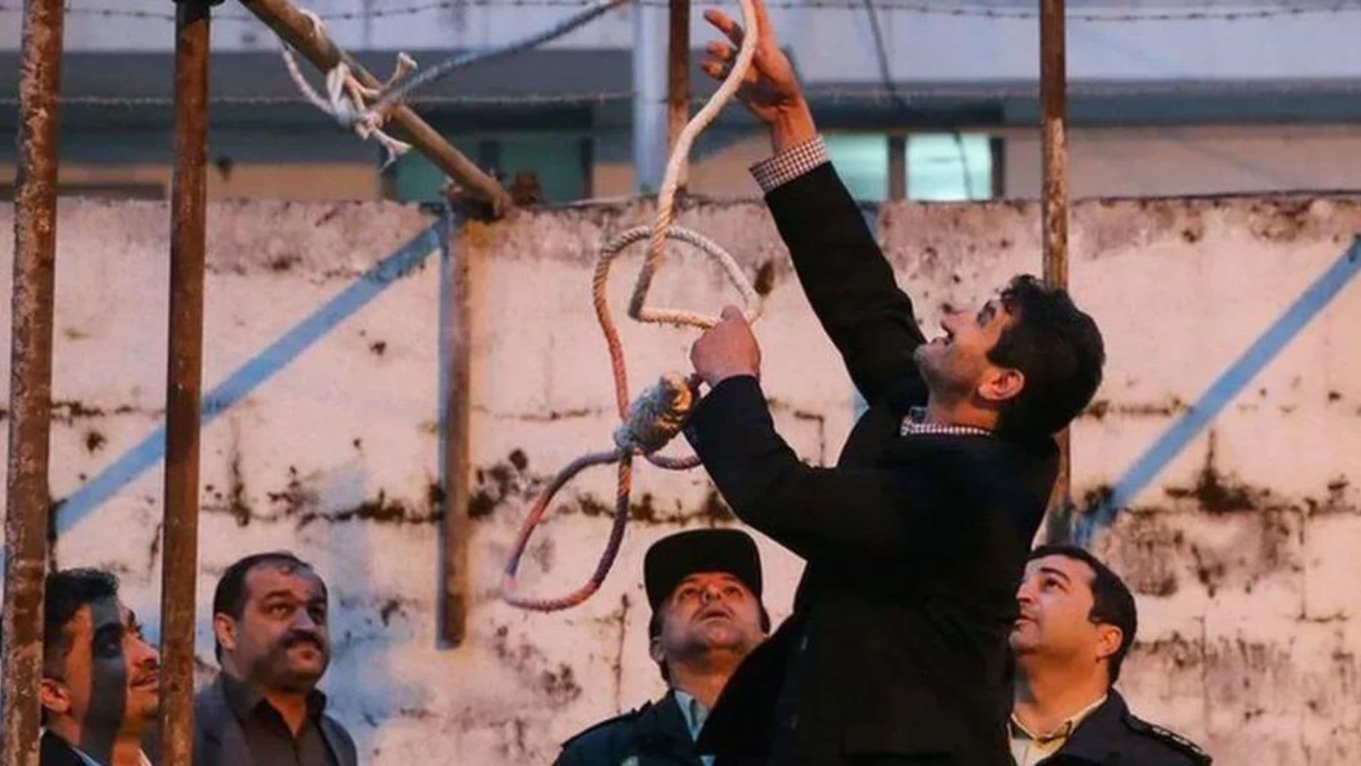homem preparando a forca para execução no Irã