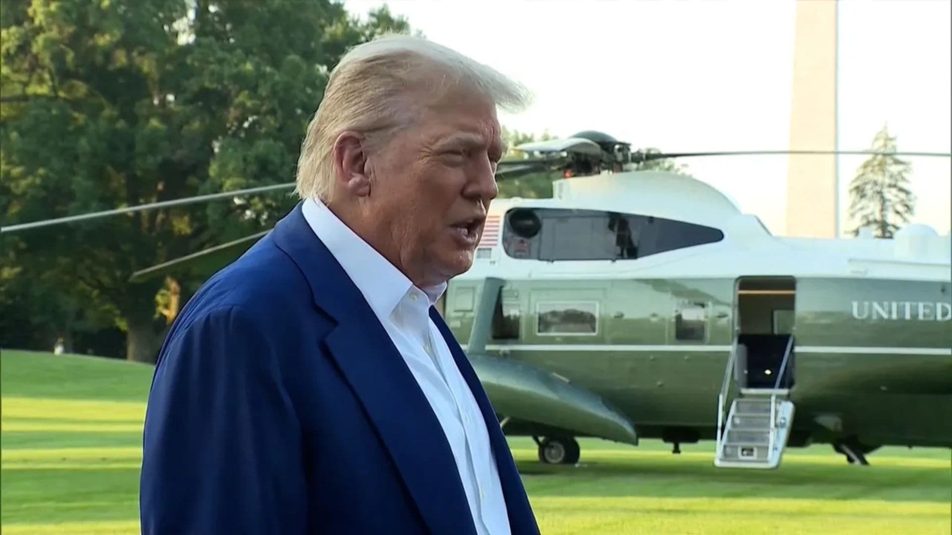 Trump entrando no helicóptero.