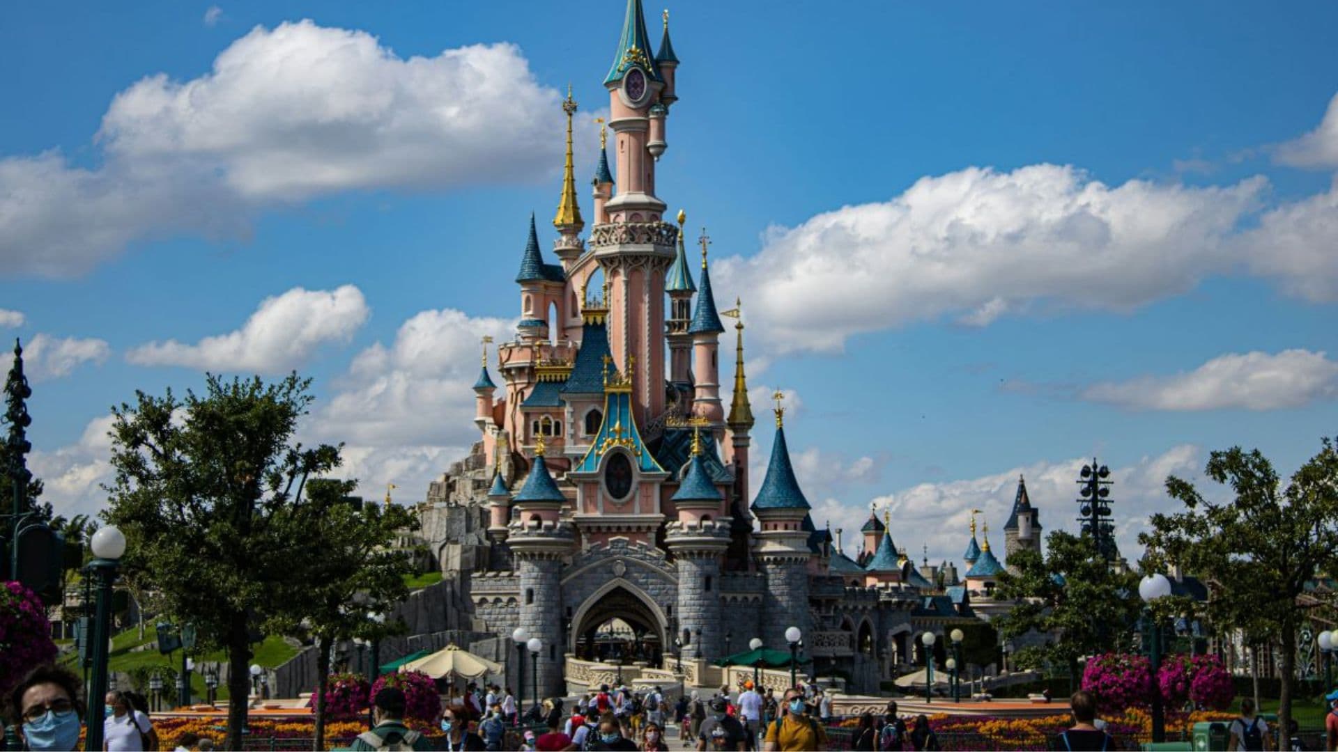 Disneyland de Paris tem dois parques: Disneyland Park (o da foto) e Walt Disney Studios