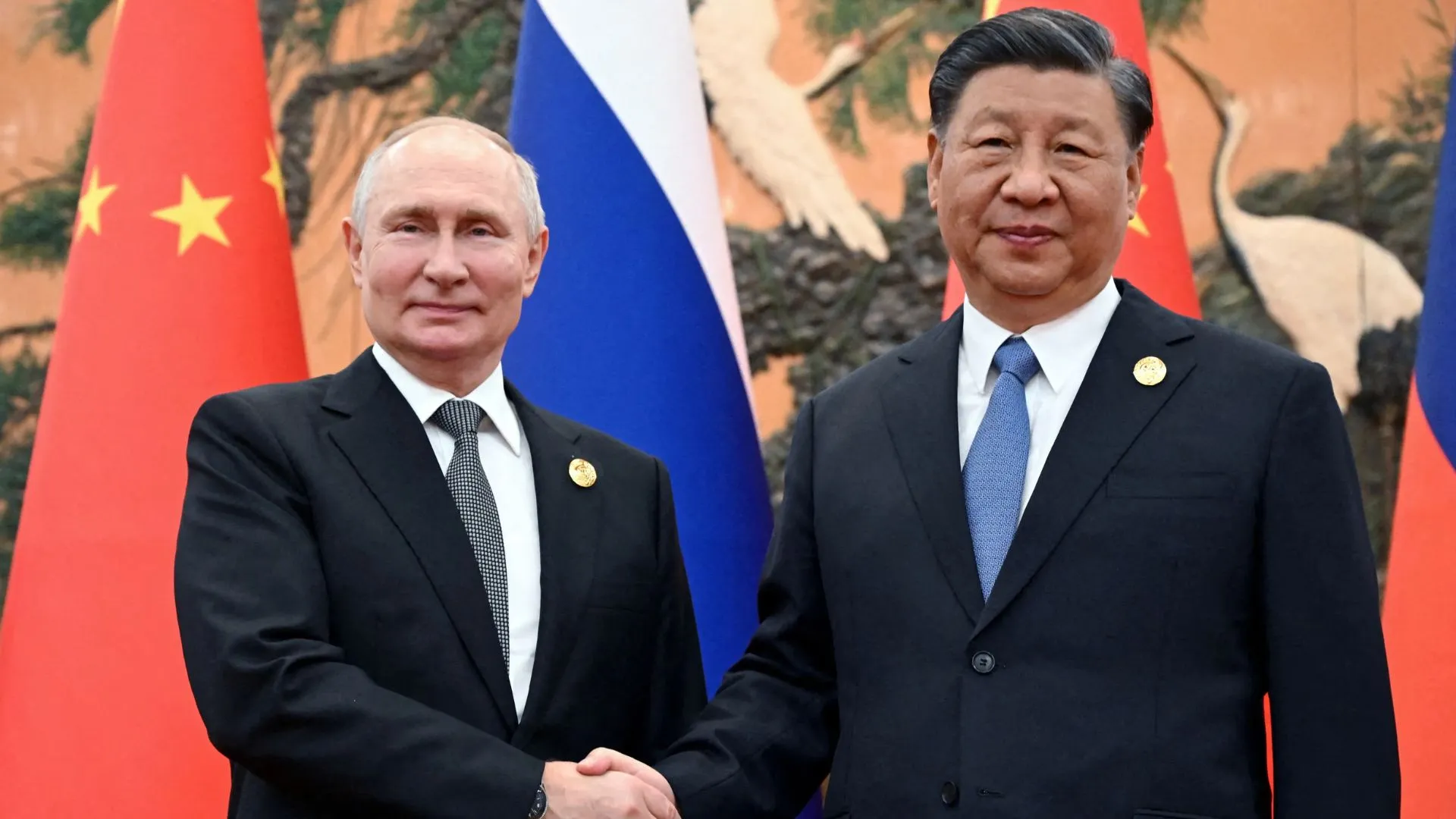 Vladimir Putin cumprimentando Xi Jinping