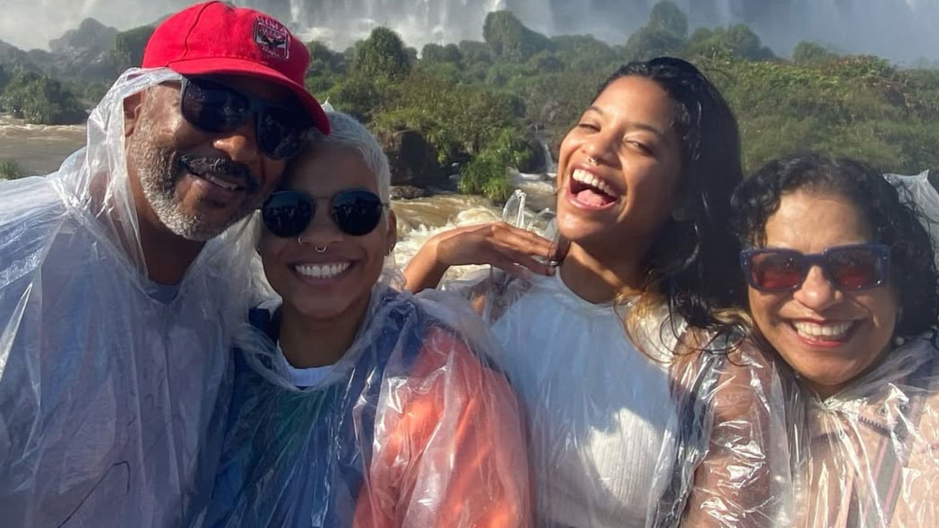 Juliana Marins com sua família durante uma viagem.
