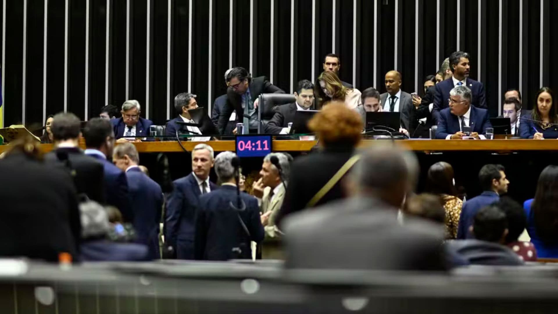parlamentares reunidos no Congresso