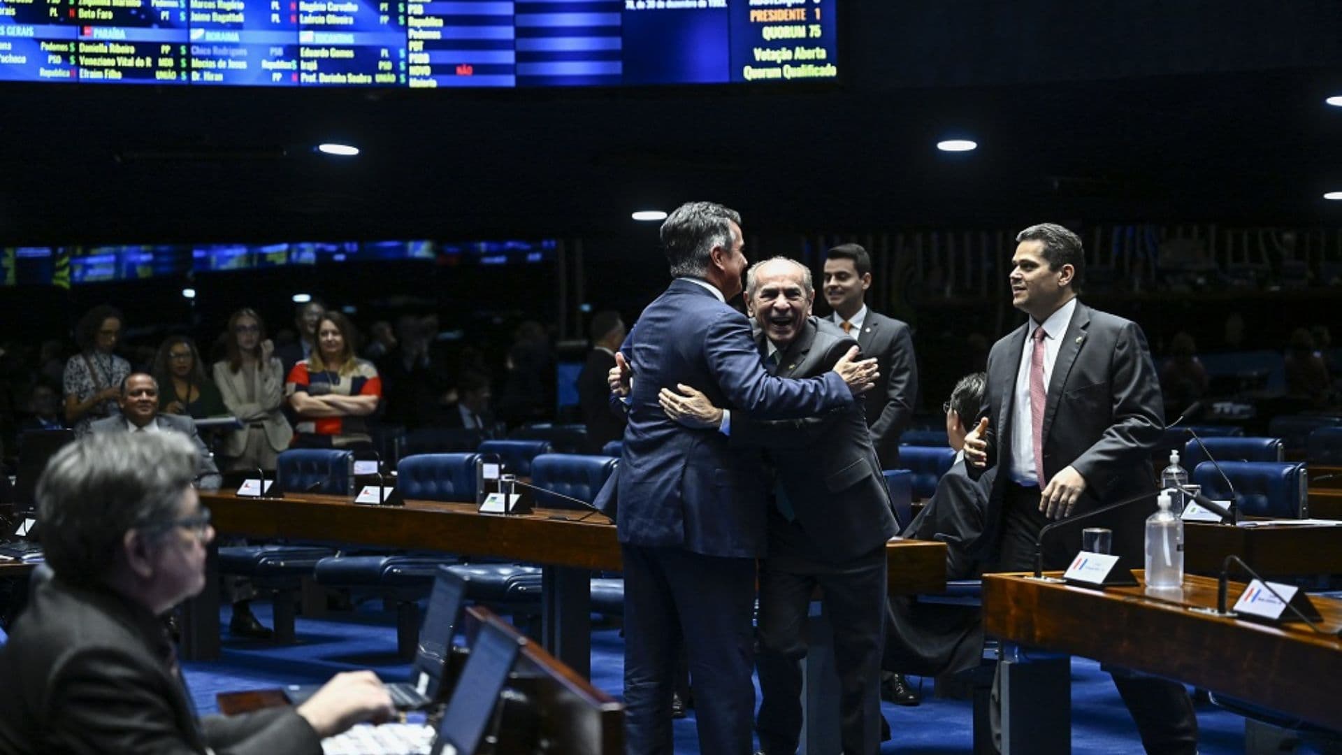Parlamentares comemoram ampliação da Câmara.