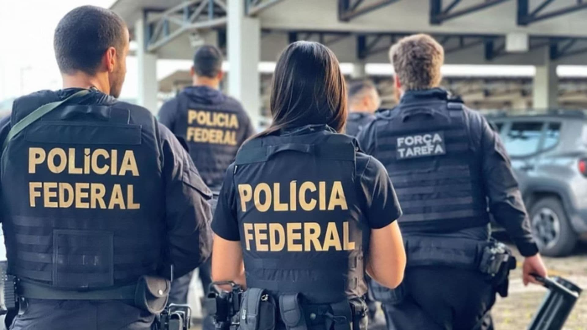 Policiais Federais durante operação