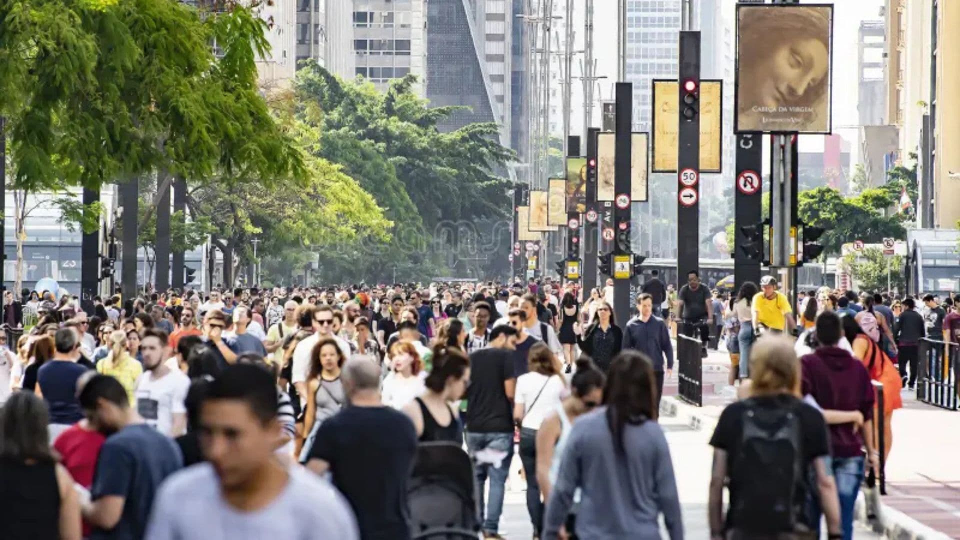 Pessoas adando pela Avenida Paulista.