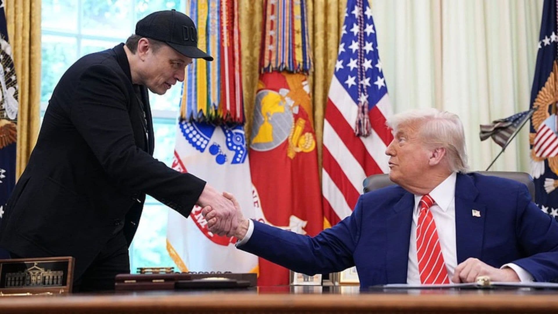Musk apertando a mão de Elon enquanto eles ainda eram aliados