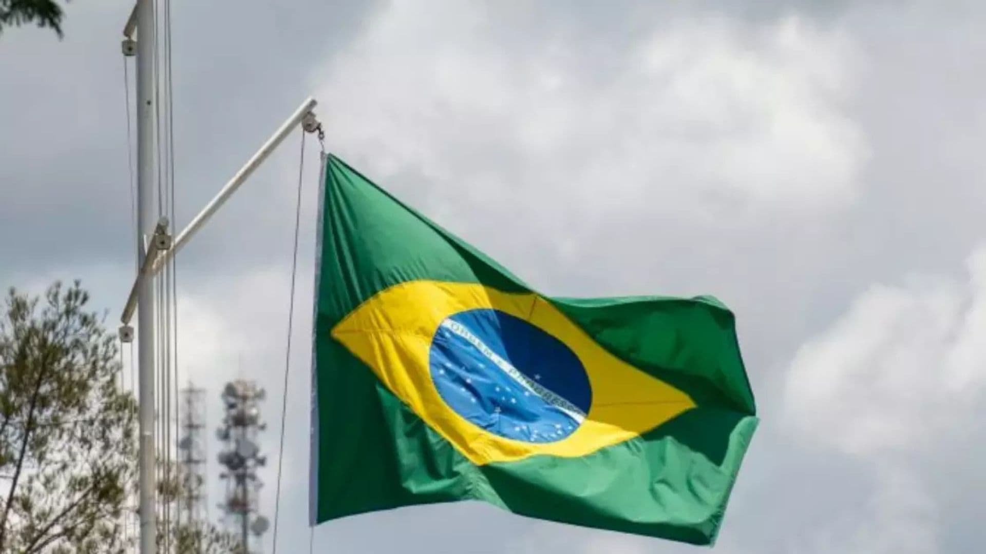 Bandeira brasileira hasteada.