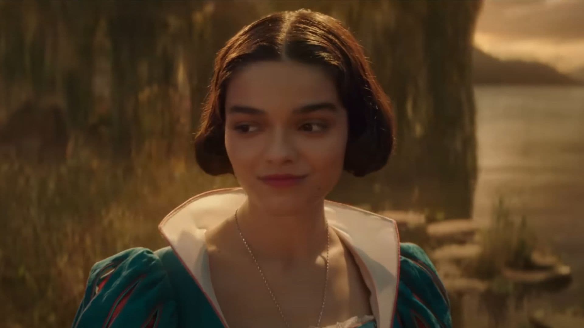 Rachel Zegler caracterizada como Branca de Neve para o filme