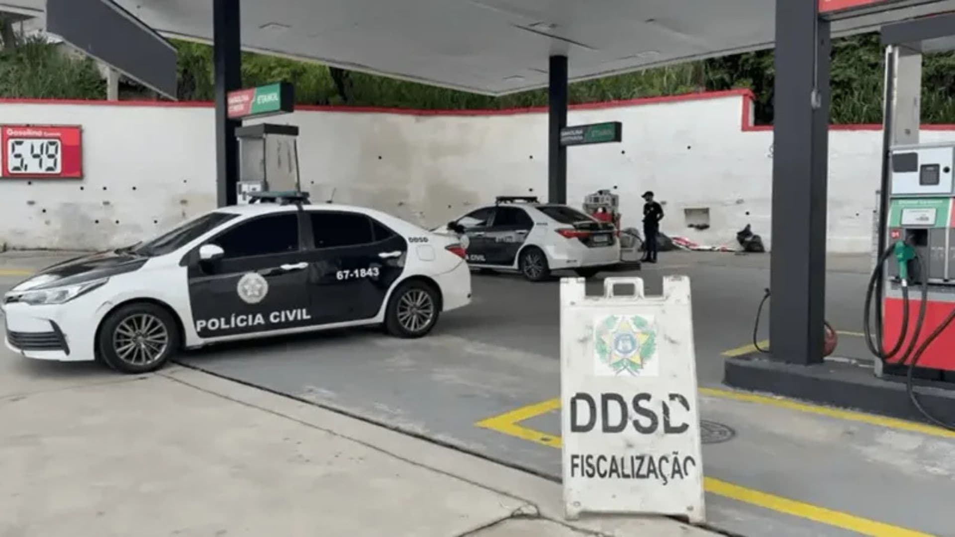 Policiais investigando posto de gasolina suspeito