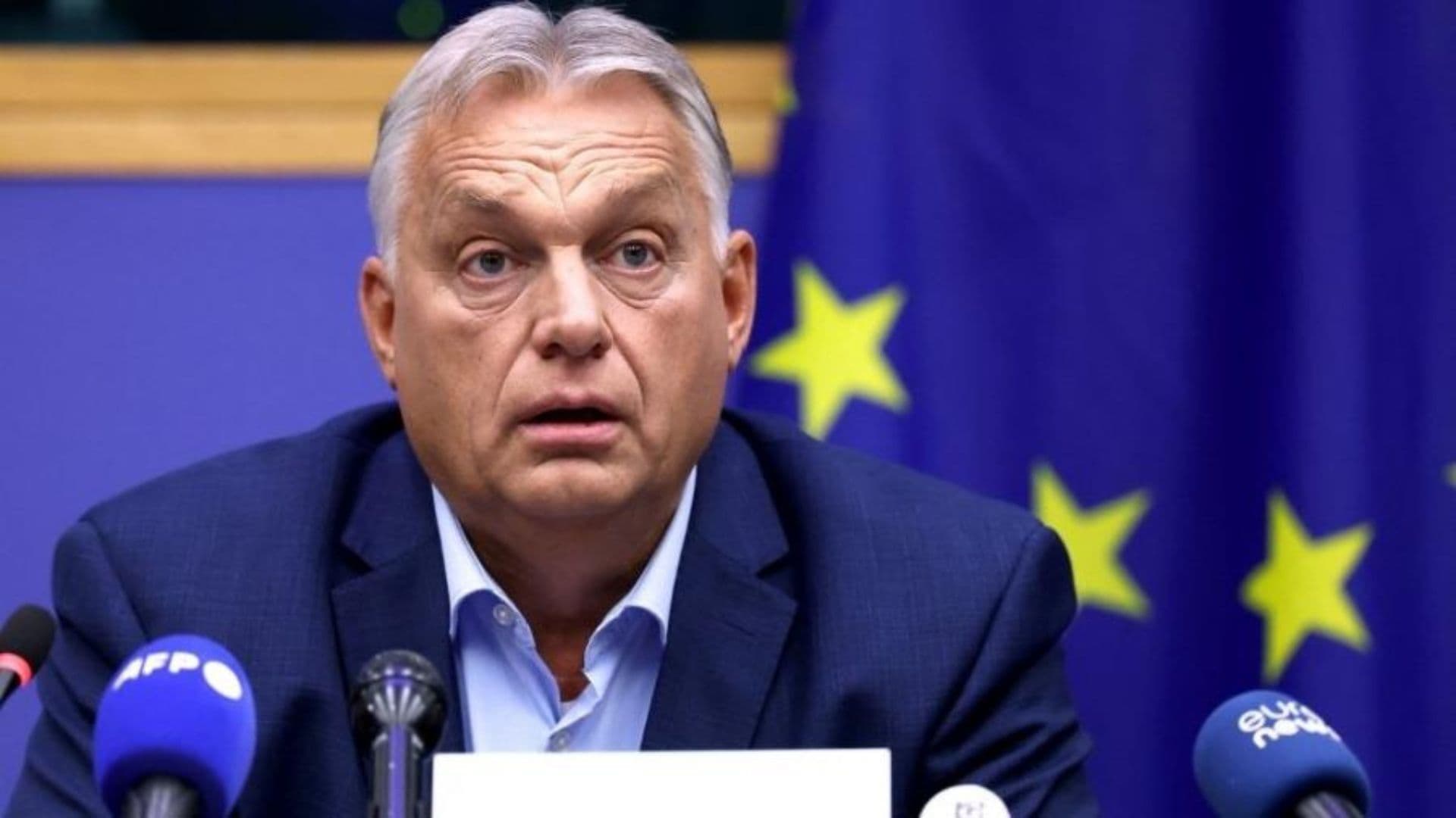 Victor Orbán falando em frente a uma bandeira da União Europeia, primeiro-ministro acusa bloco de organizar parada gay na Hungria.