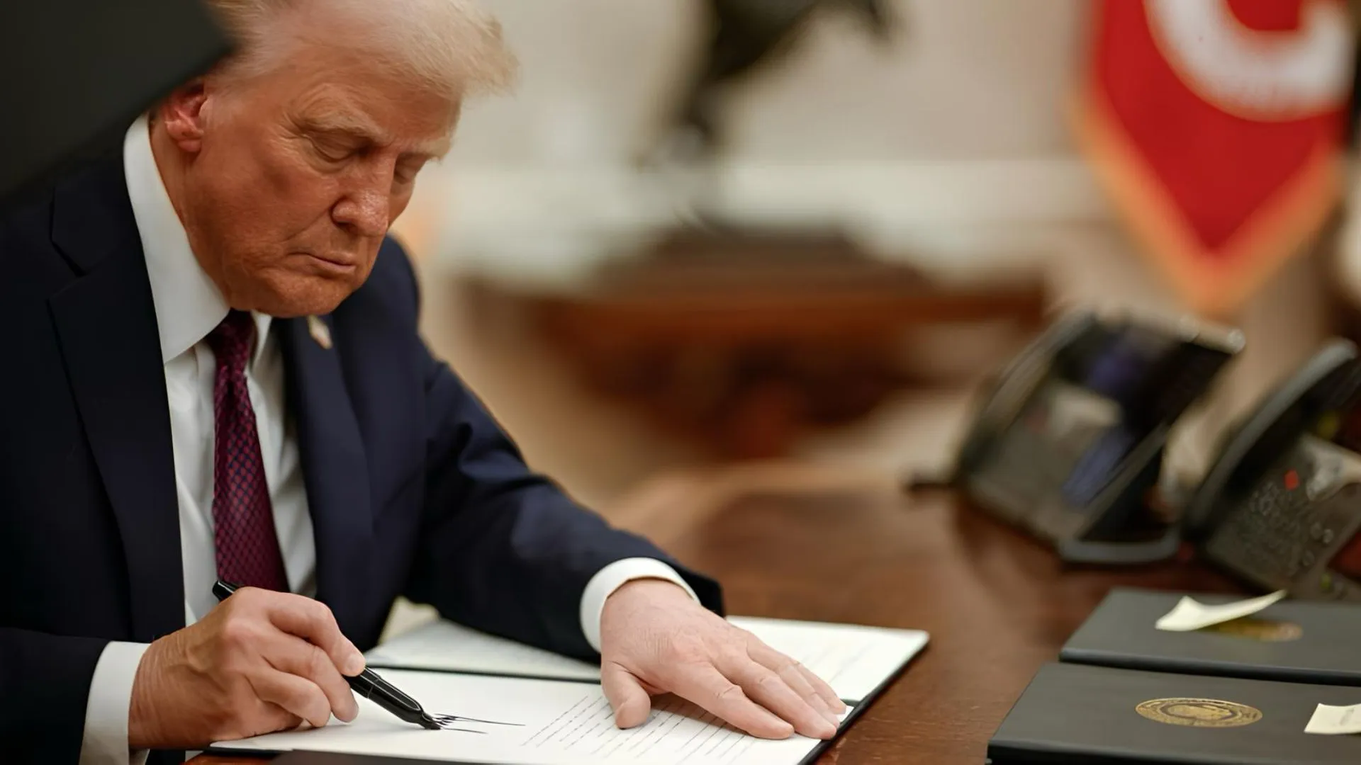 Donald Trump assinando documento