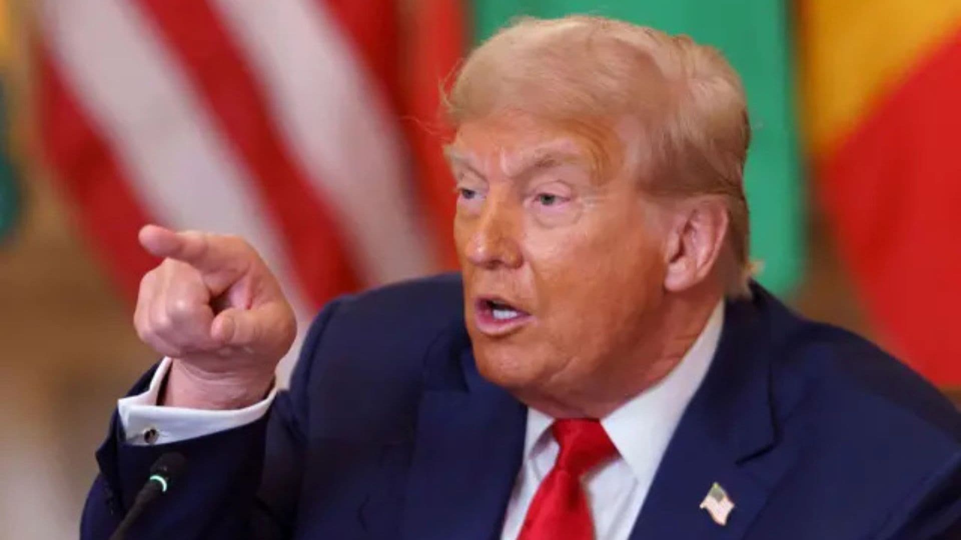 Donald Trump apontando, presidente americano colocou tarifas de 50%.