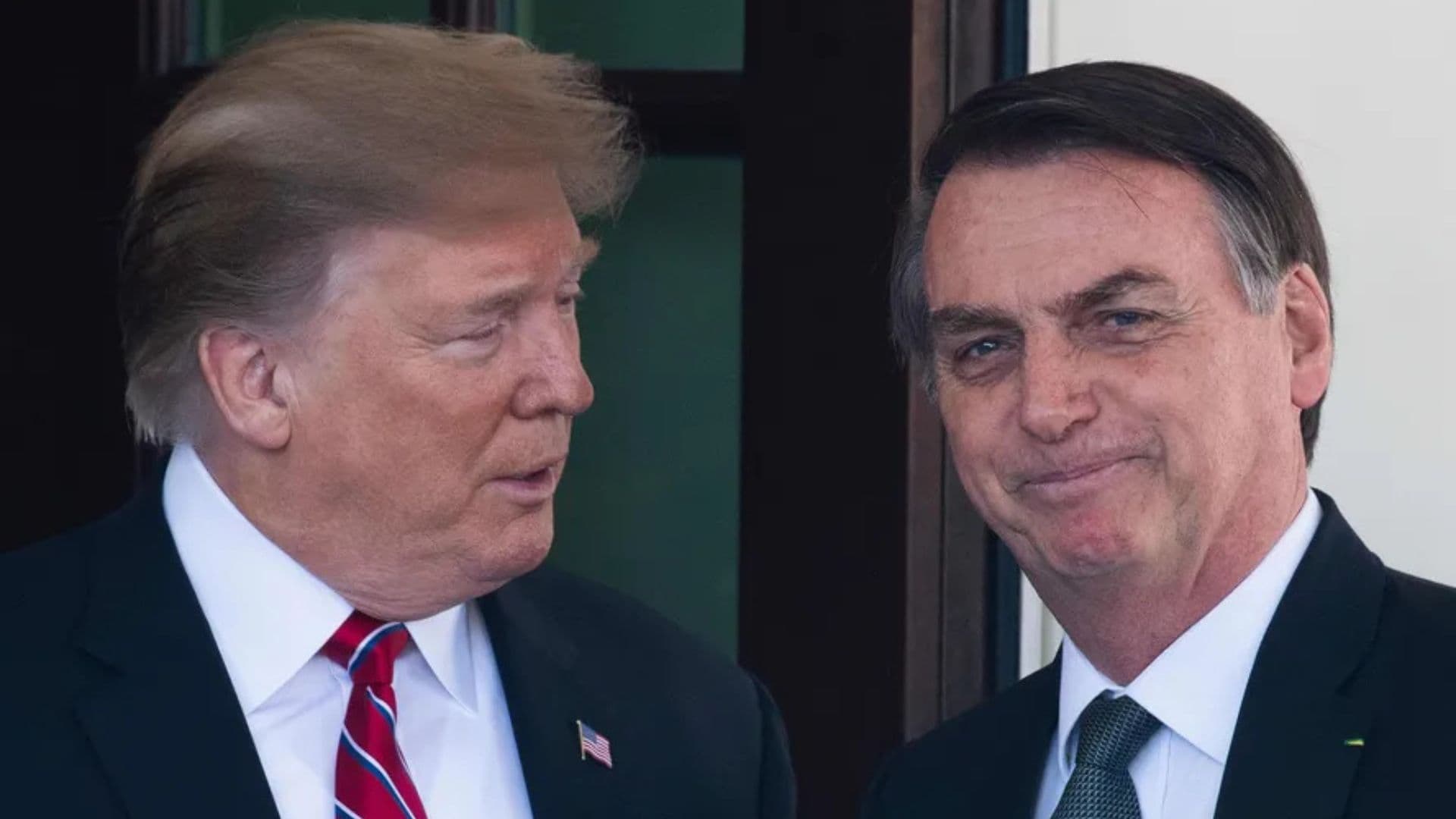 Trump e Bolsonaro durante evento, Lula acusa o ex-presidente de apoiar tarifas contra o Brasil.