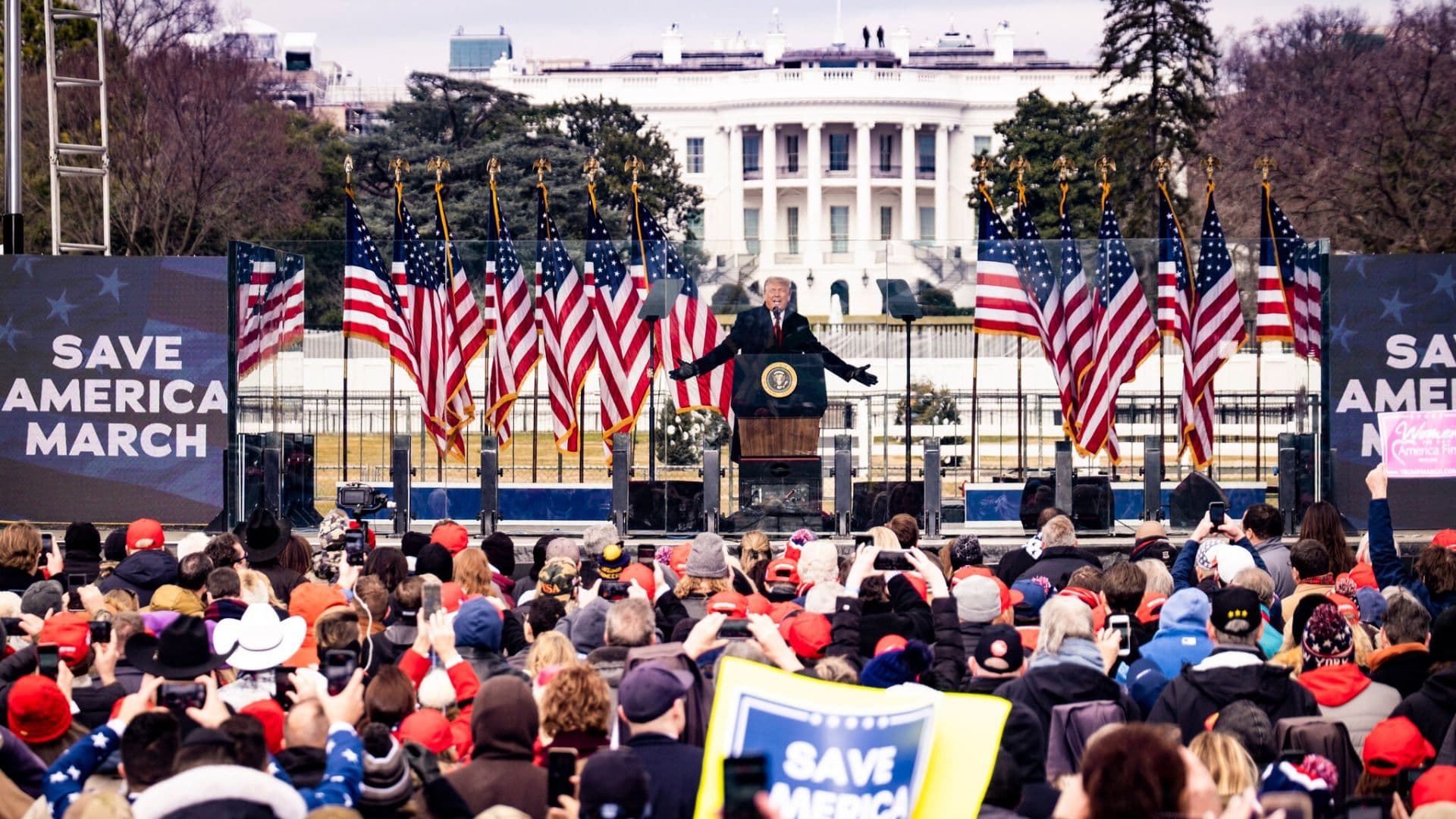 Trump com manifestantes no dia 6 de janeiro de 2021.