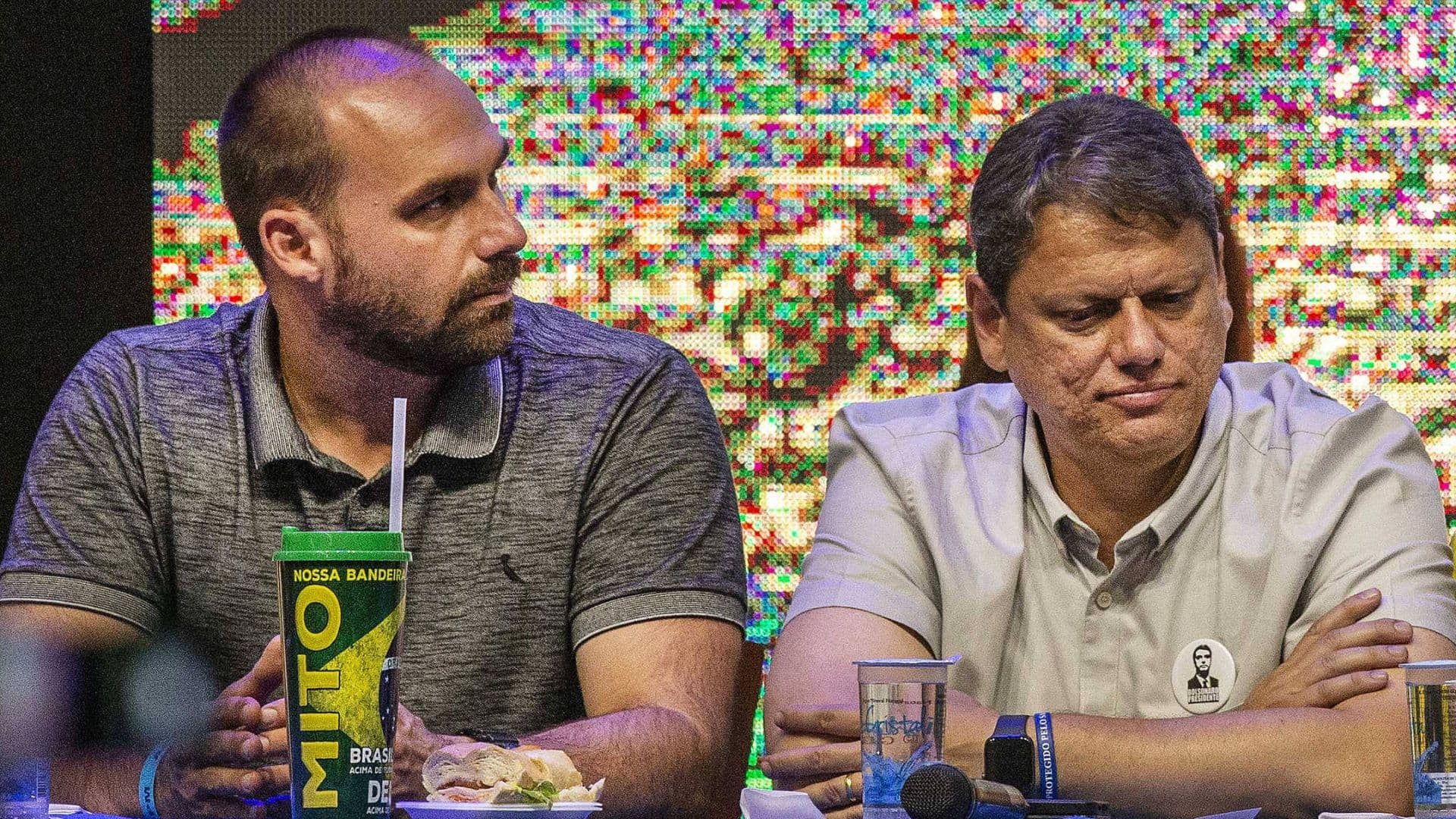 Eduardo Bolsonaro ao lado de Tarcíso durante evento.