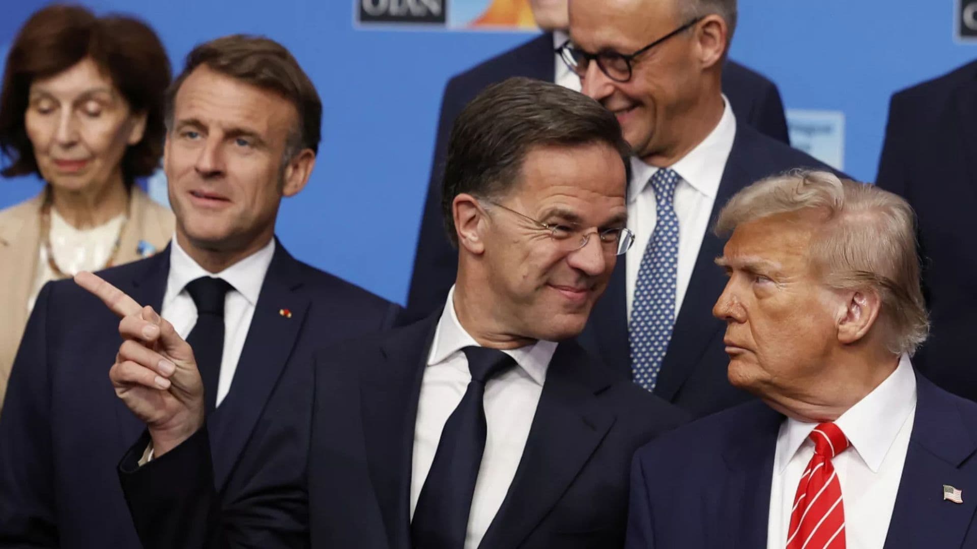 Secretário-geral da Otan, Mark Rutte, conversando com Trump durante cúpula da aliança.