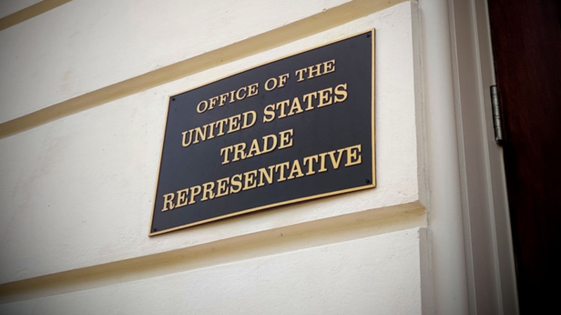 Placa no prédio do Escritório do Representante de Comércio dos Estados Unidos