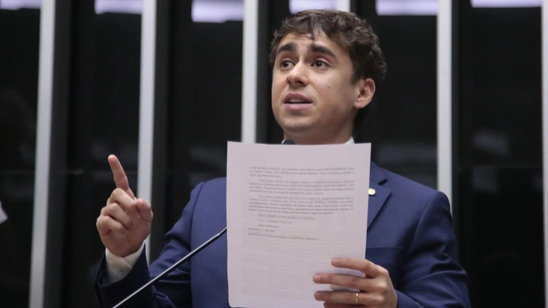 Nikolas Ferreira lendo um documento na Câmara.