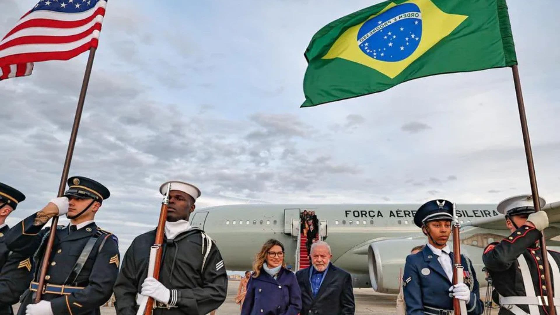 Lula desembarcando em Washington durante viagem na gestão Biden.