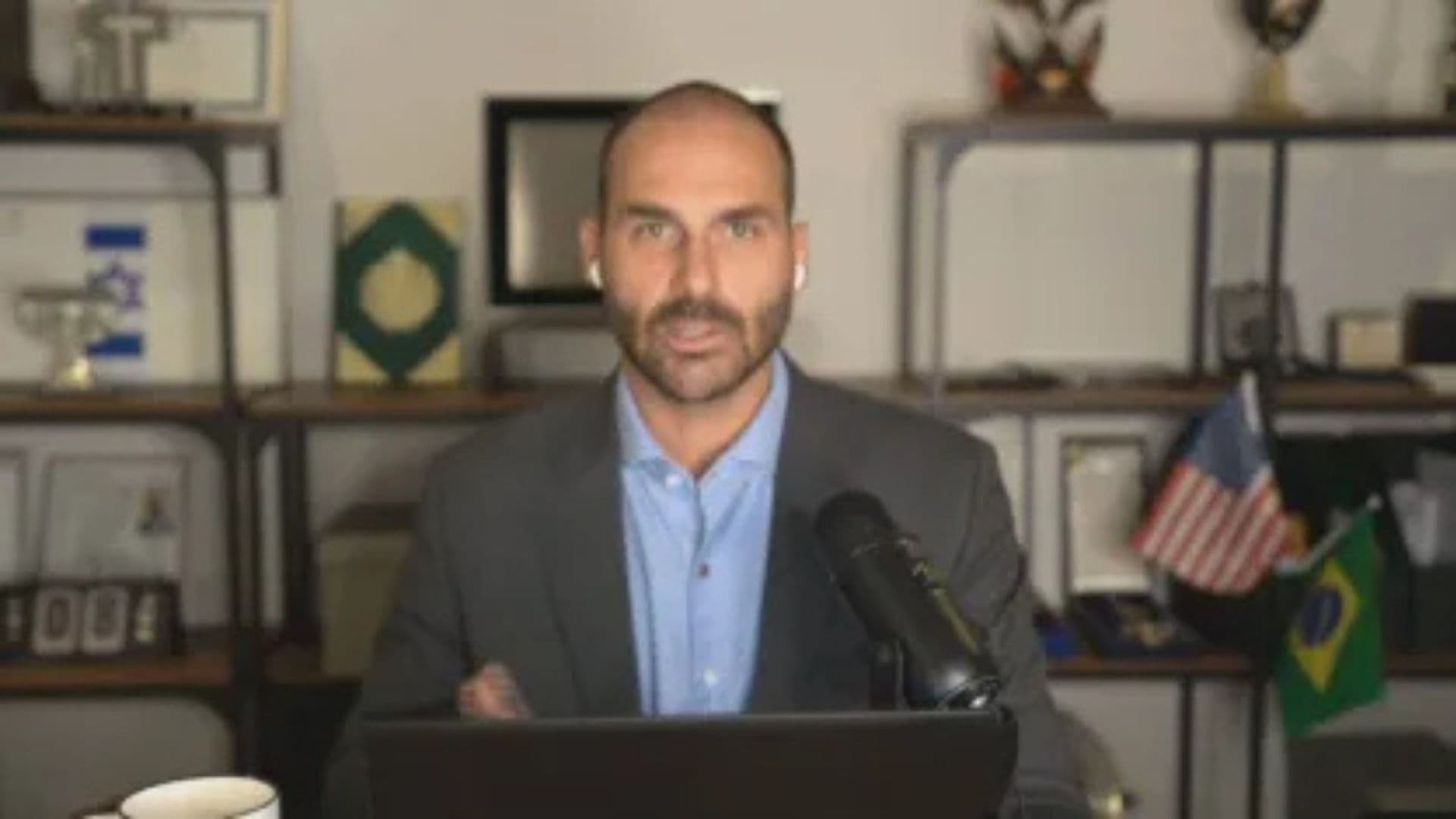 Eduardo Bolsonaro, deputado teve contas congeladas por isso.