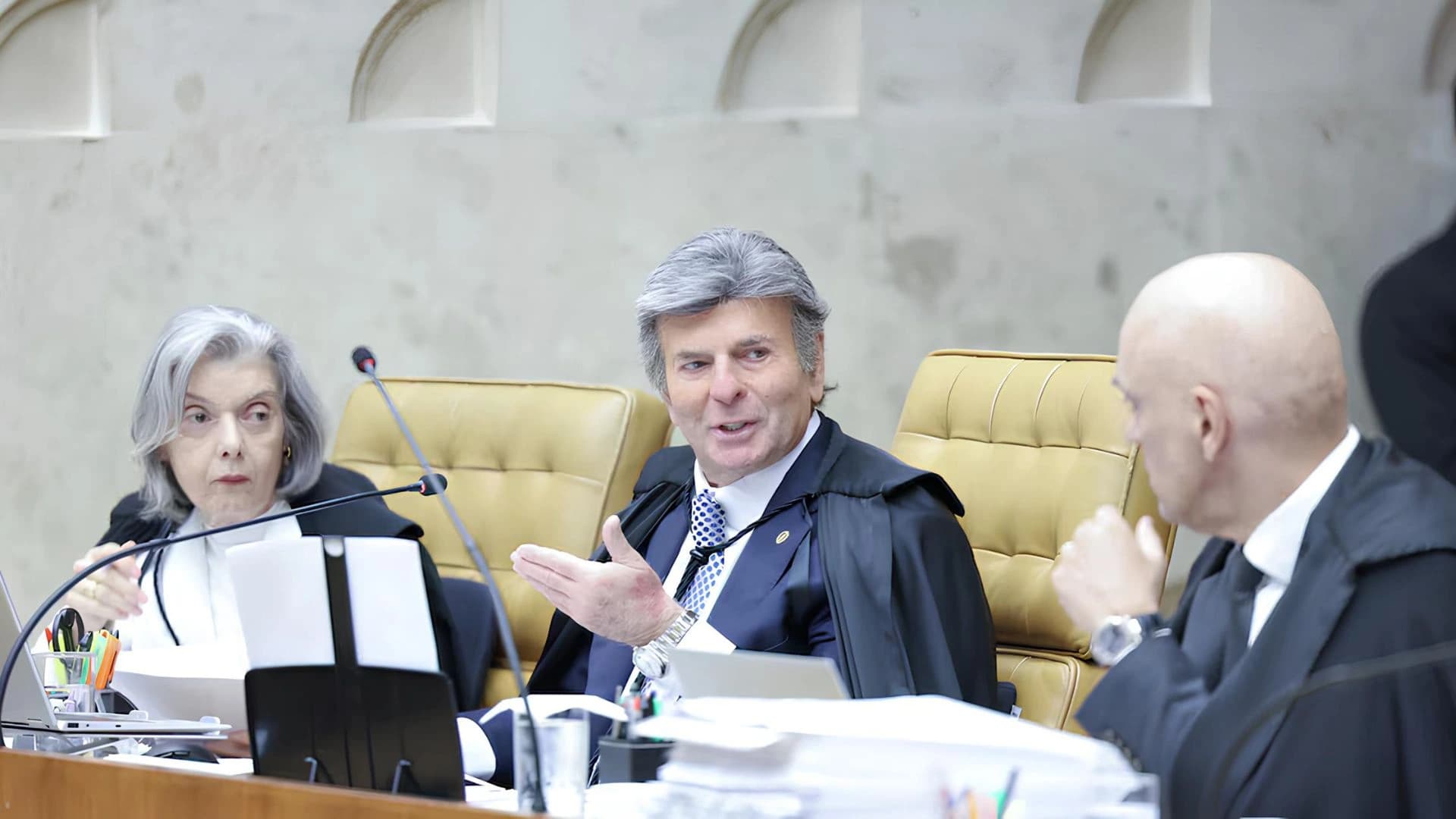 Ministro Luiz Fux no plenário do STF, entre Alexandre de Moraes e Cármen Lúcia