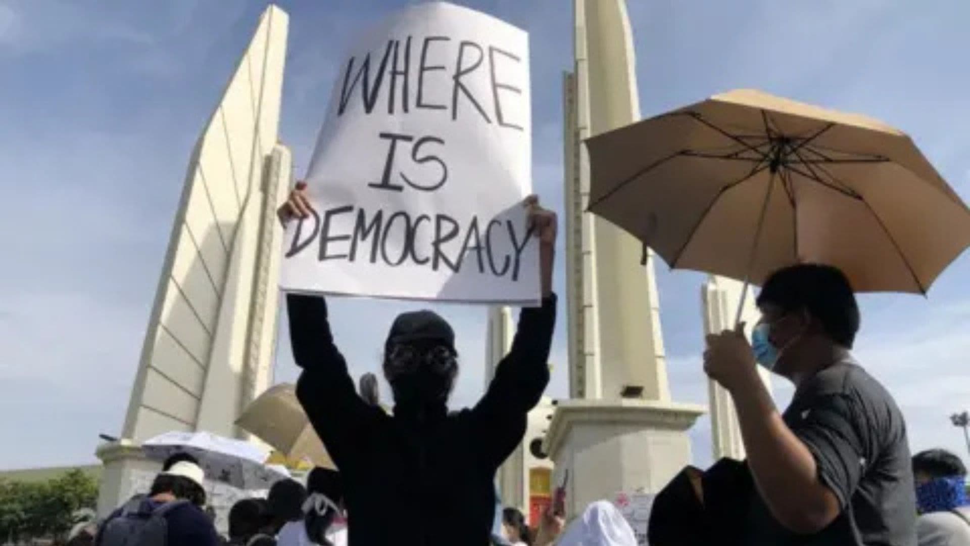 Protestos pedindo democracia em Bankok