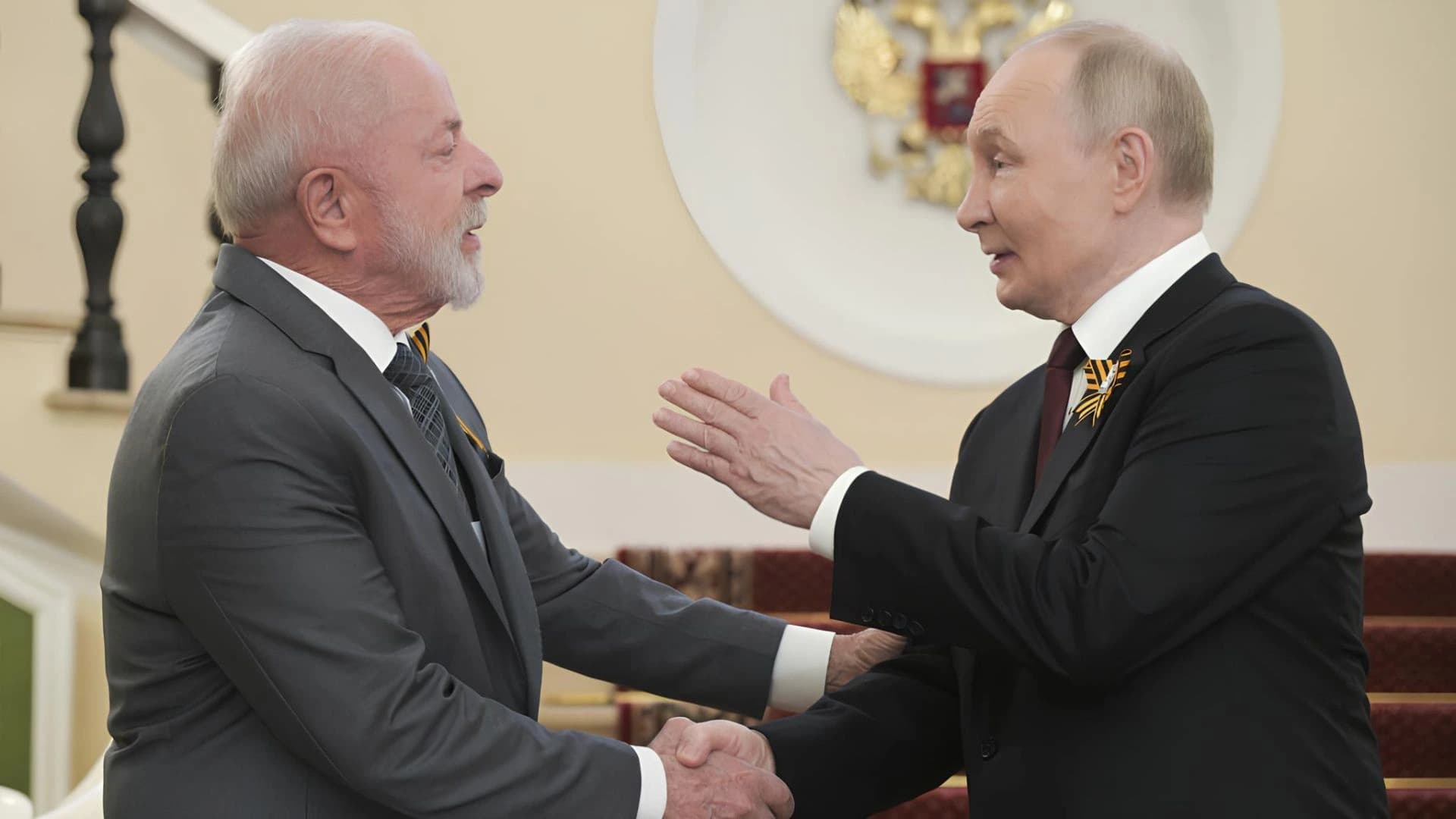 O presidente russo, Vladimir Putin, cumprimenta o presidente do Brasil, Luiz Inácio Lula da Silva.
