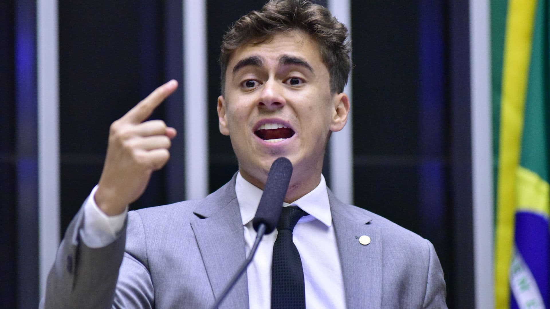 Nikolas Ferreira discursando.