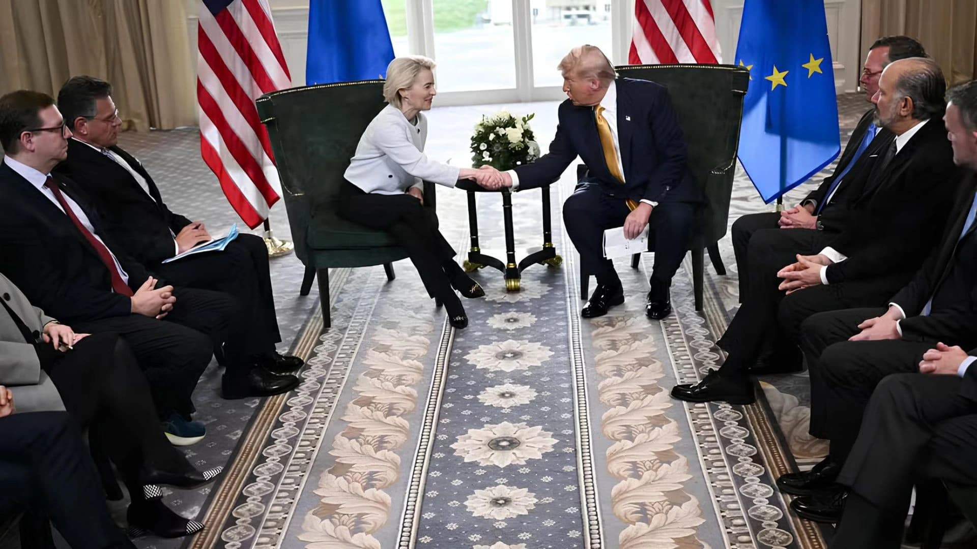Ursula apertando a mão de Donald Trump