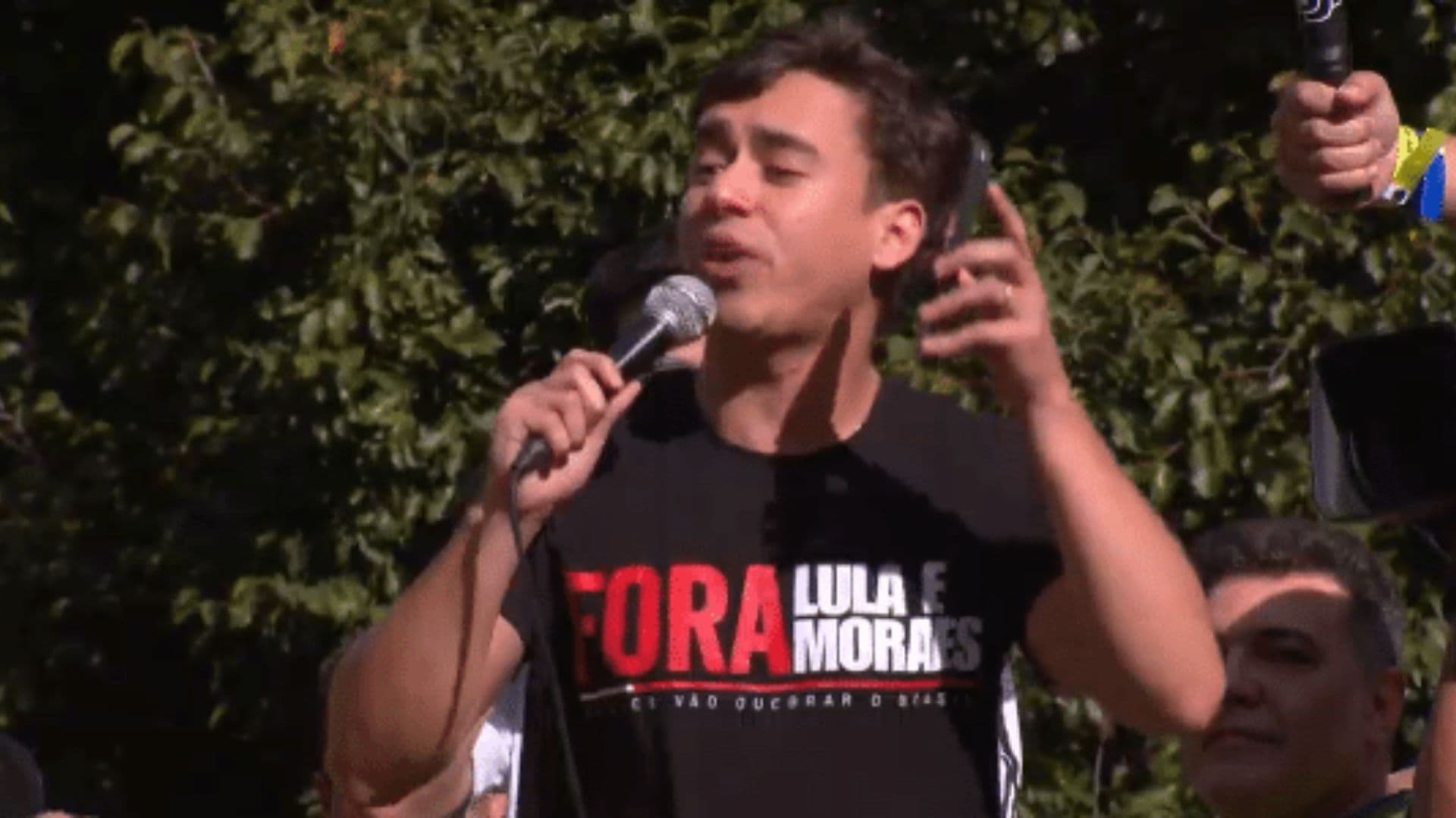 Nikolas Ferreira durante manifestação do dia 3 de agosto, parlamentar conversava com Bolsonaro para mostrar manifestações.