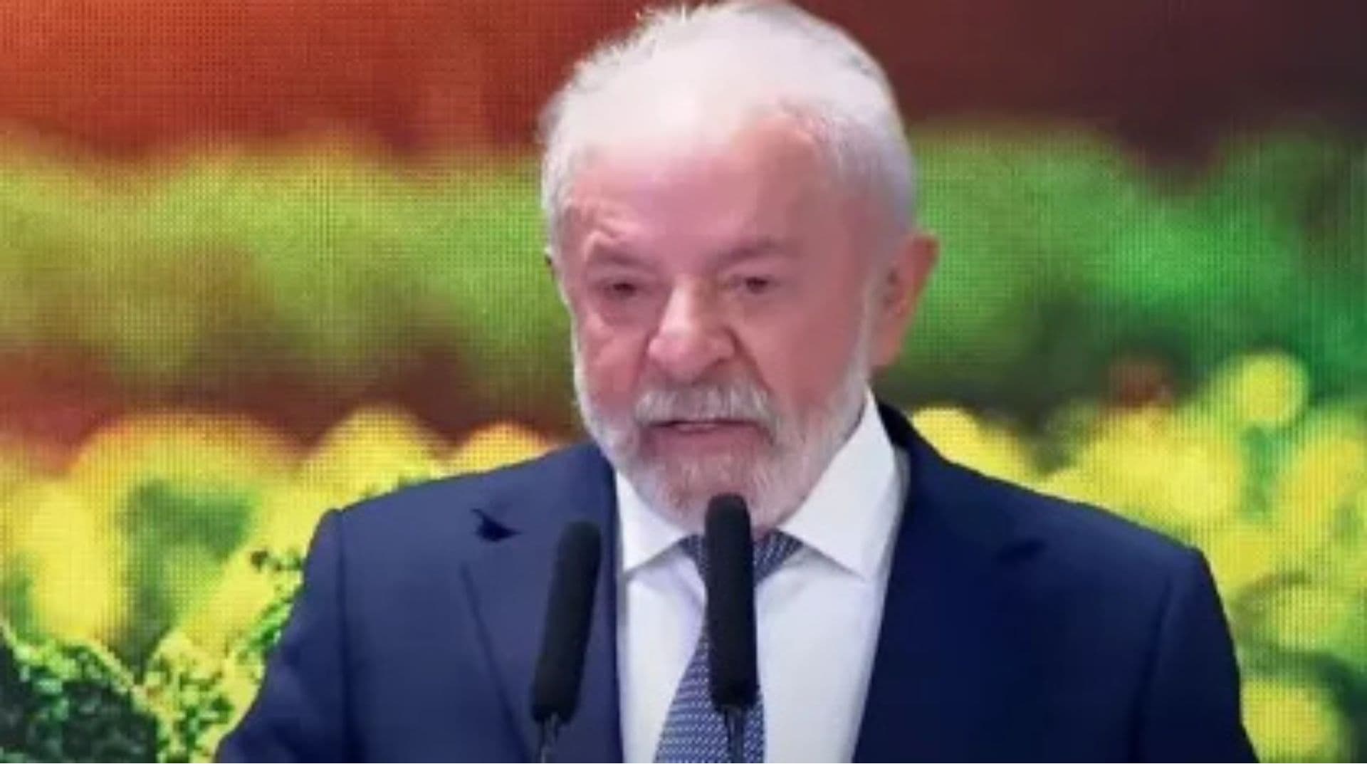 Foto de Lula durante discurso em que disse que ficará "mais esquerdista" e "mais socialista".
