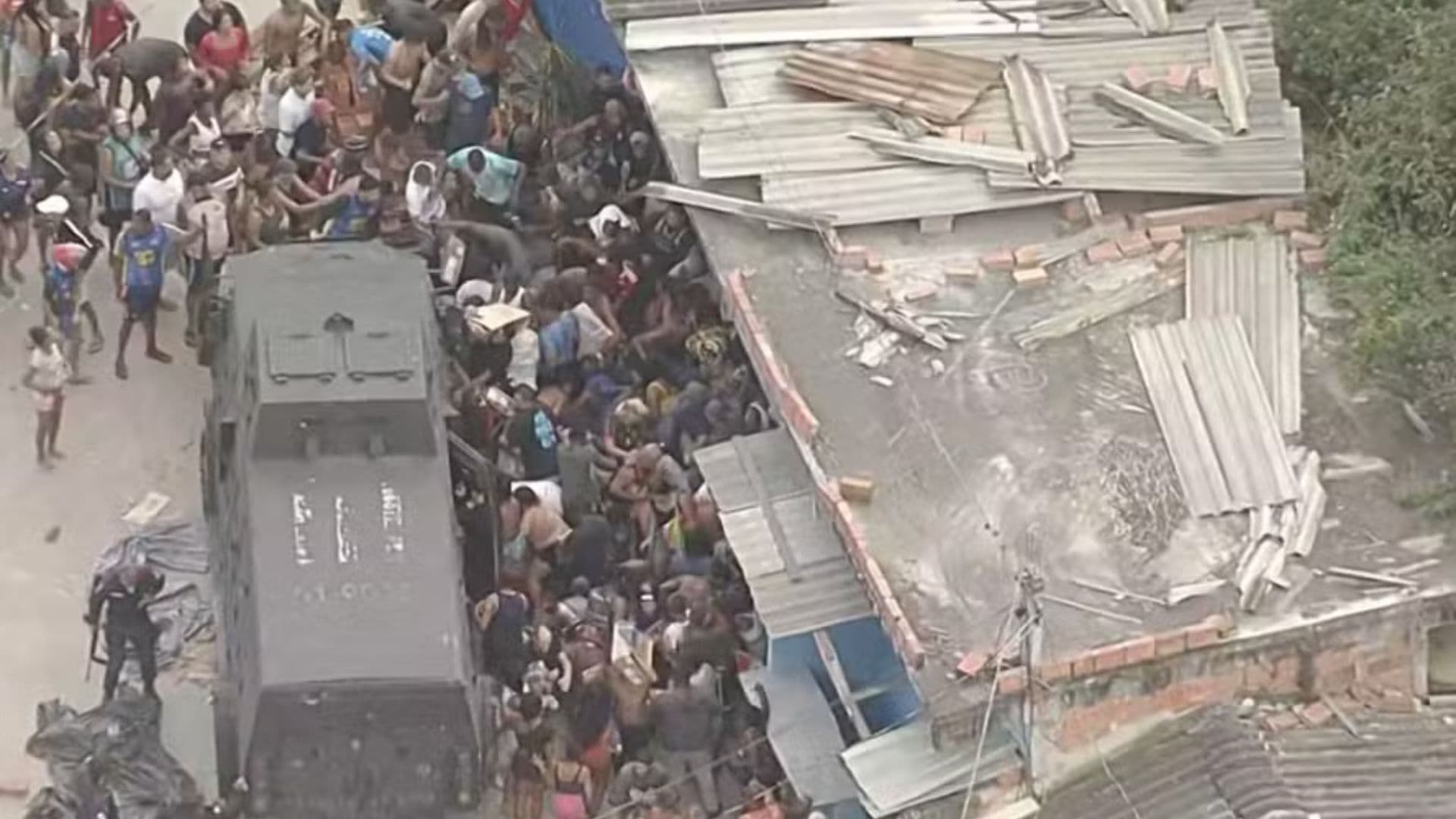Caveirão parado em frente a saque de carne roubada no RJ.