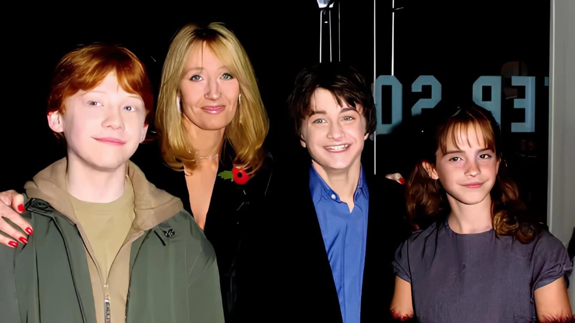 J.K Rowling ao lado do elenco de Harry Potter