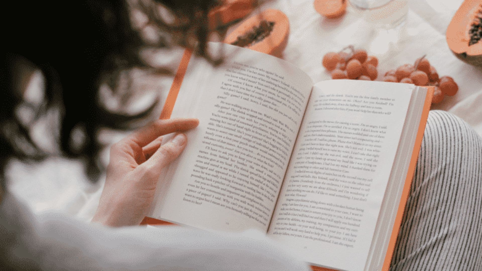 Mulher lendo um livro, número de leitores no Brasil caiu.