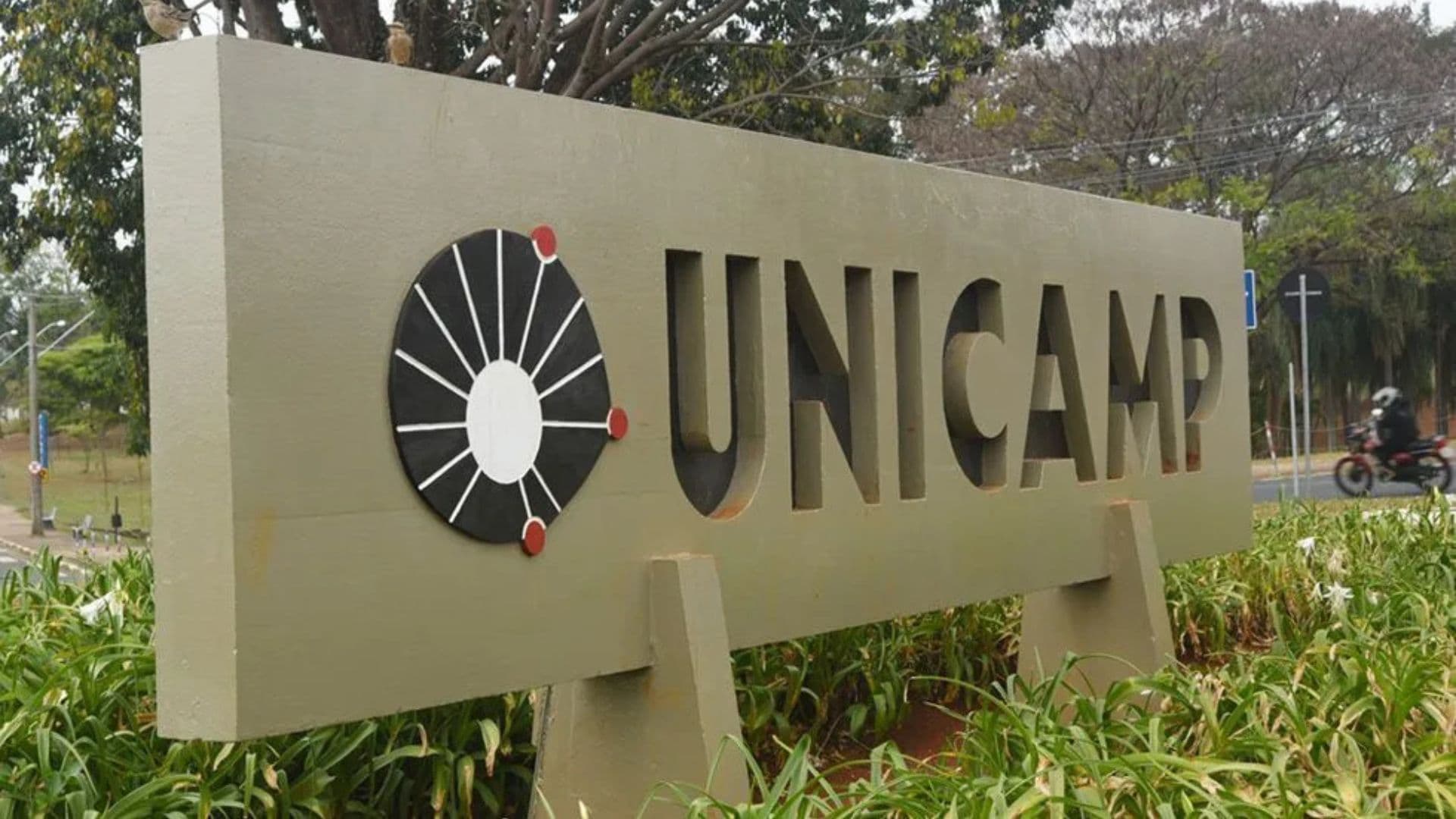 Placa da Unicamp. Universidade estadual está fazendo curso para militantes criado em parceria com PT e Fundação Perseu Abramo