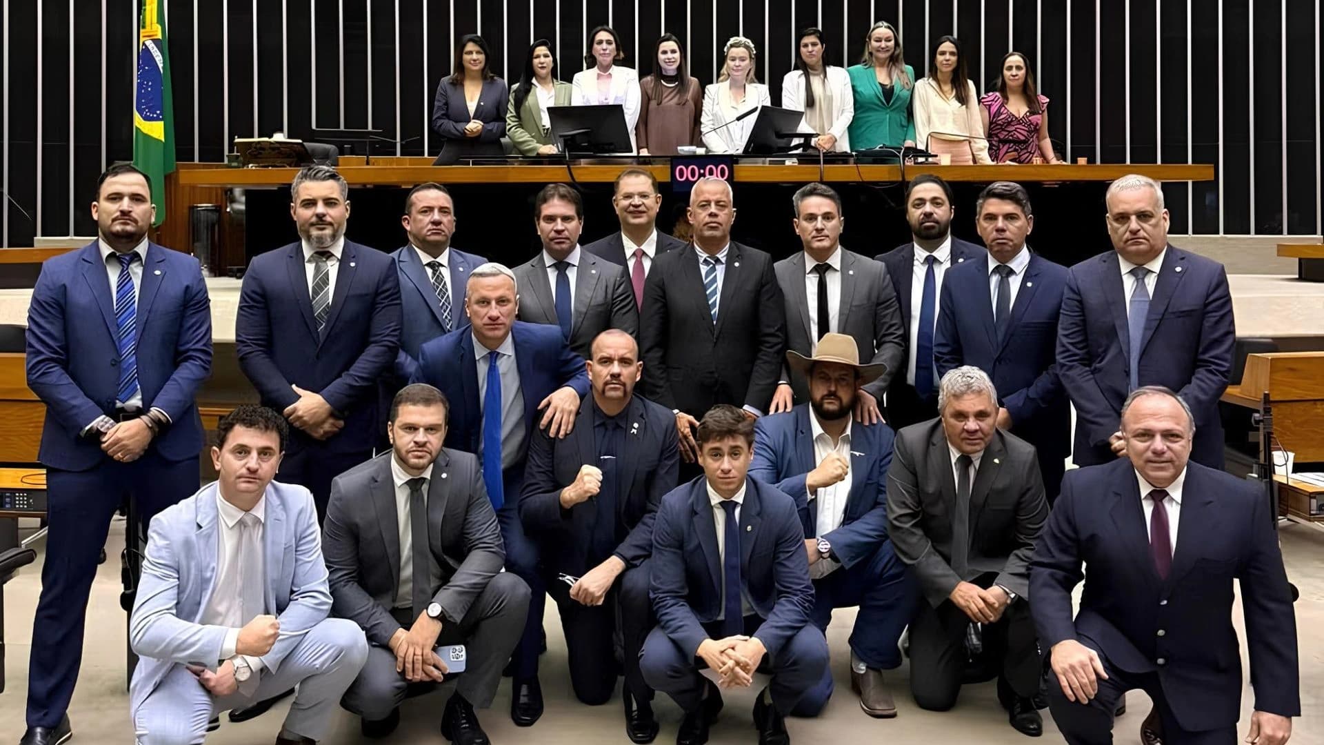 Parlamentares da oposição no plenário da camara e do senado