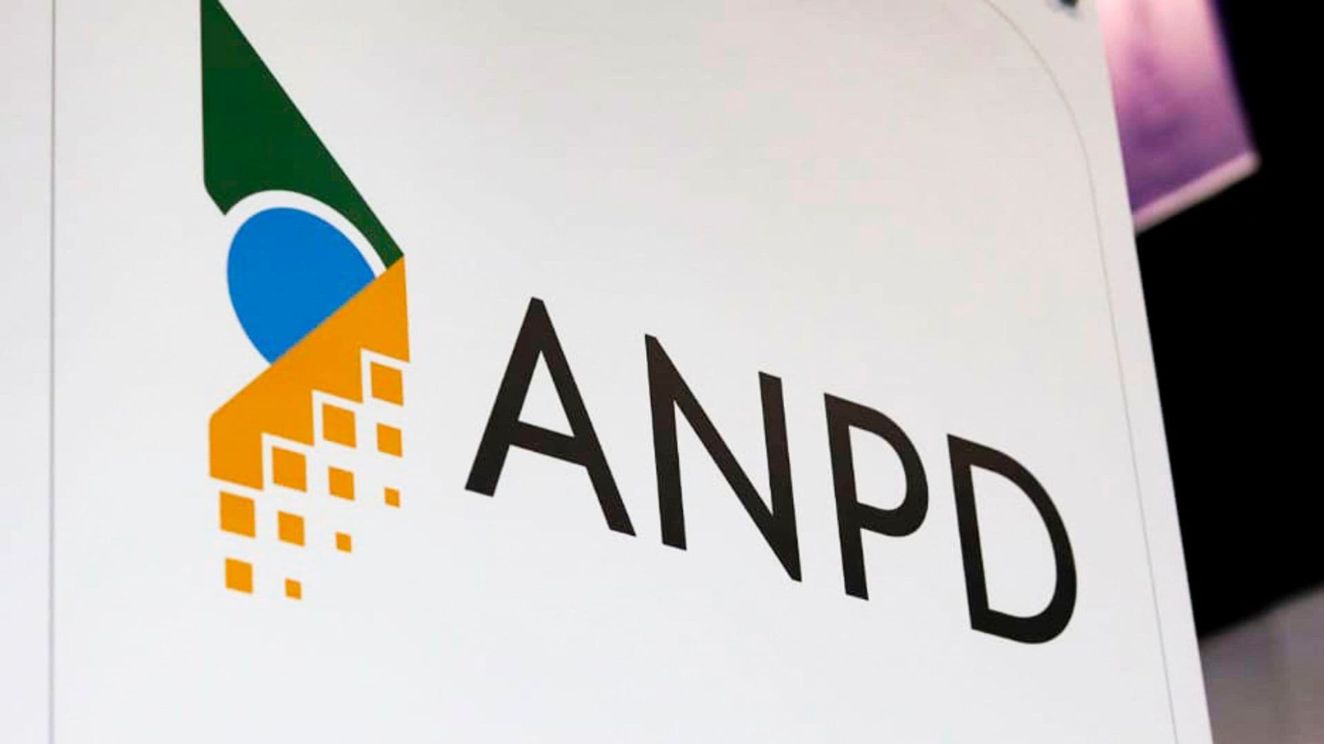 Imagem mostrando o logo da ANPD, órgão que vai poder suspender redes sociais do Brasil se projeto de Lula for aprovado.
