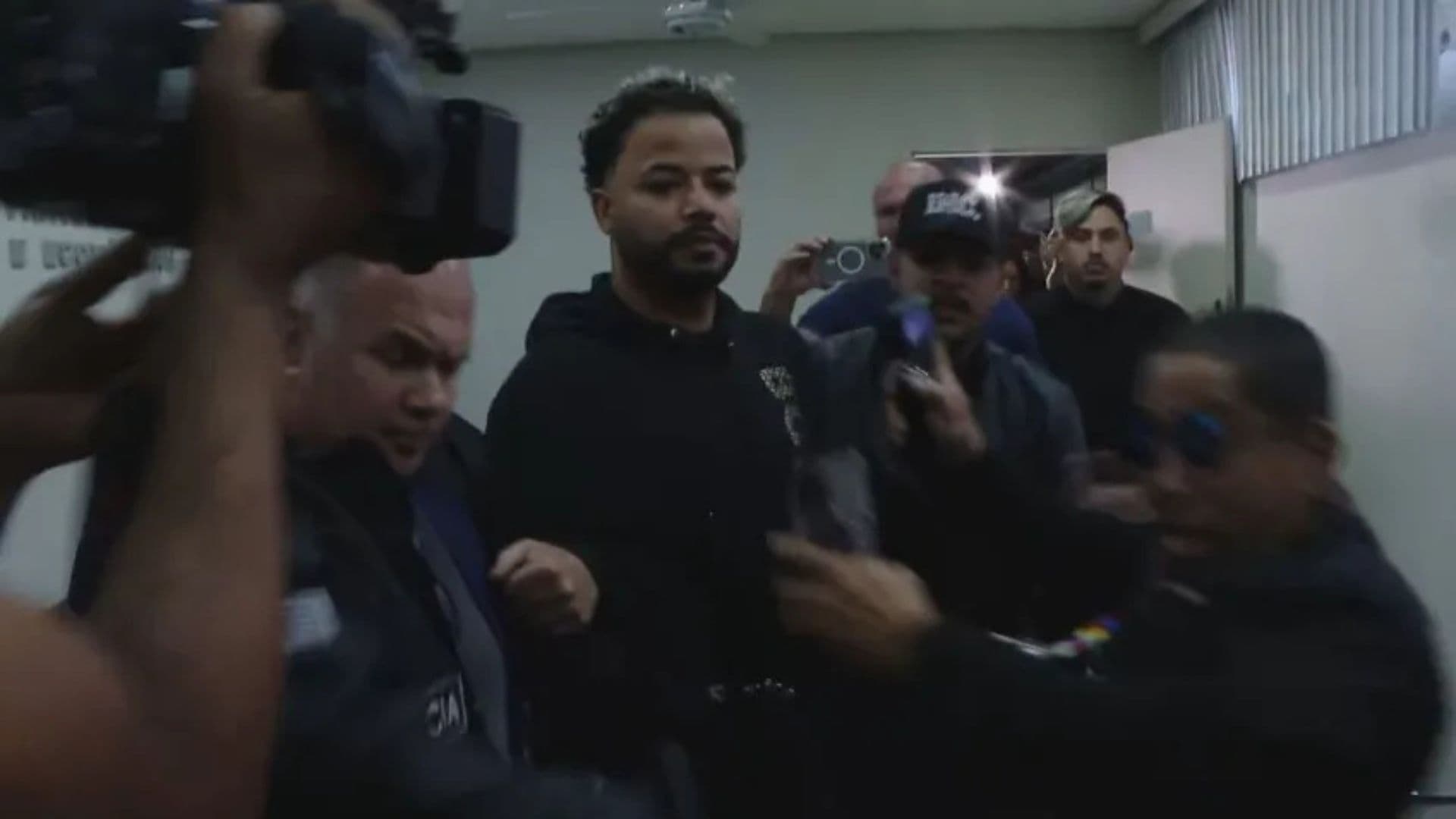 Hytalo Santos chegando à delegacia para ser preso.