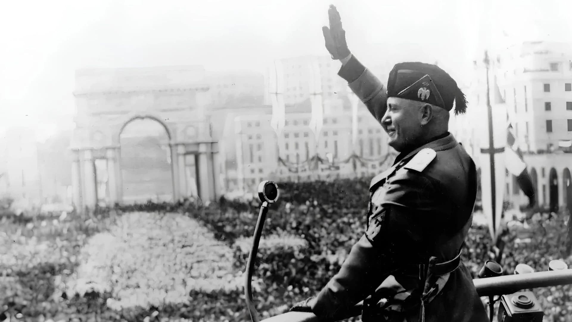 Mussolini a discursar num comício