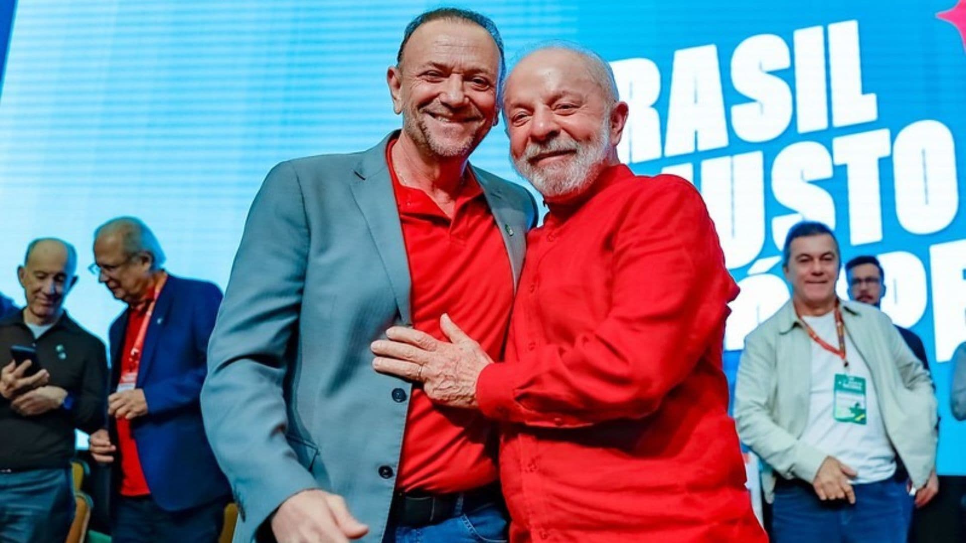 Edinho, presidente do PT que chamou Trump de fascista abraçado com Lula
