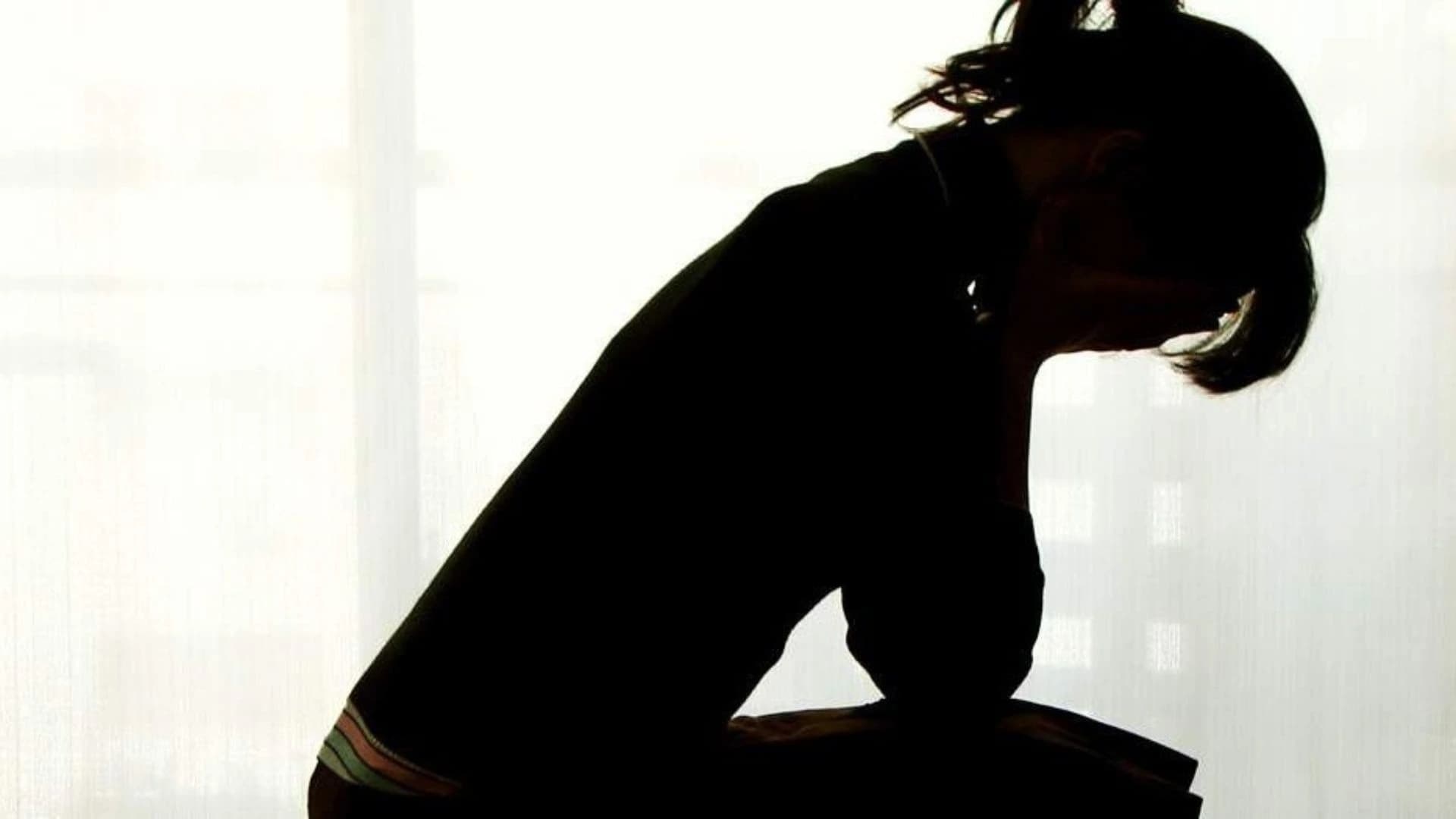 Mulher com as mãos no rosto por preocupação