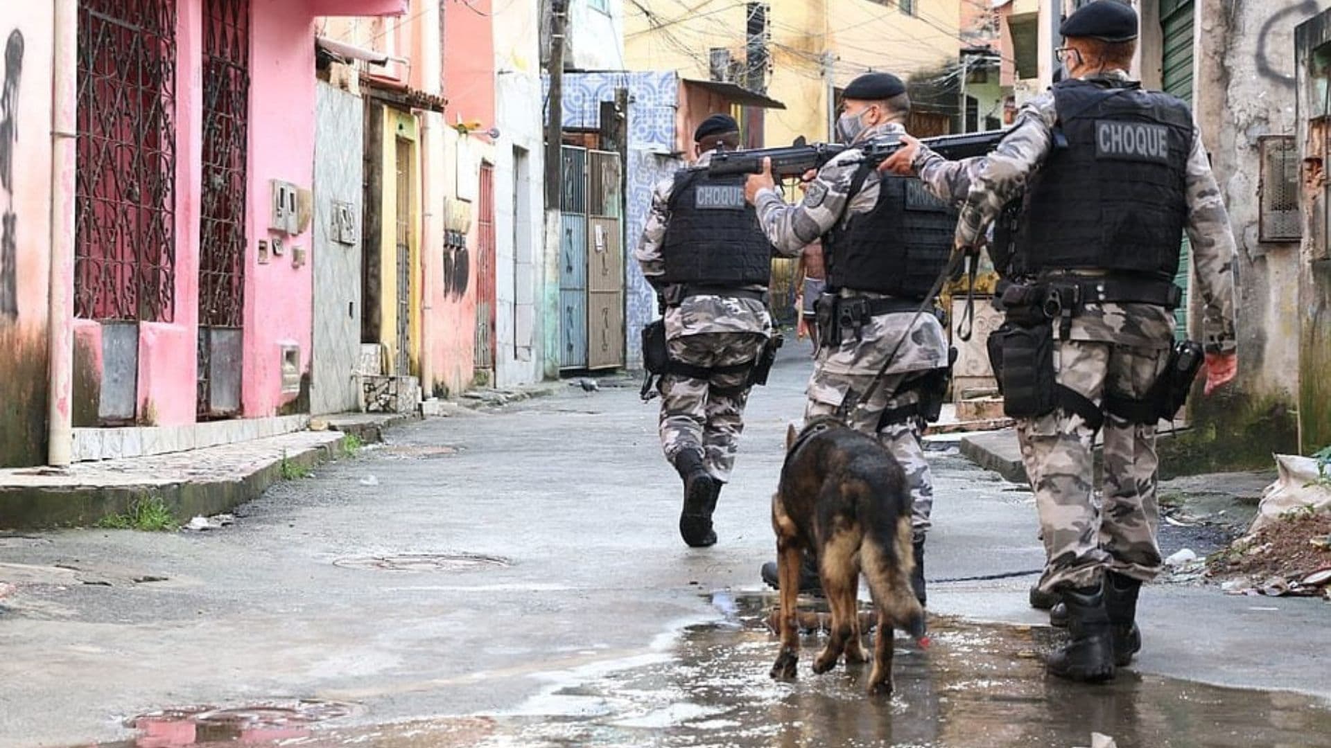 Policiais patrulhando o bairro de Engenho Velho em Salvador. Criminosos da região obrigam moradores a deixar as portas de casa abertas para que possam se esconder da polícia.
