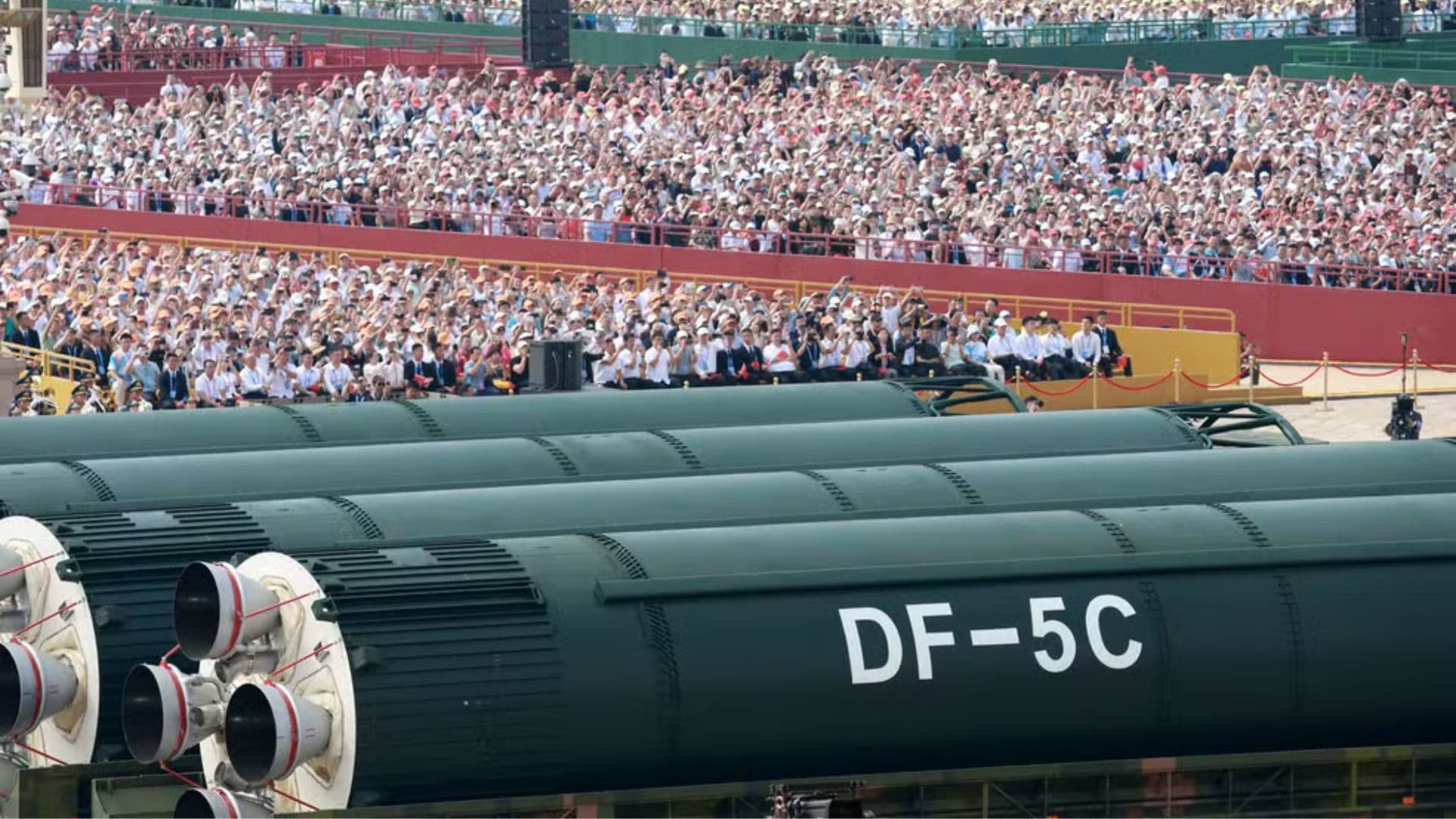 Imagem do desfile na China.