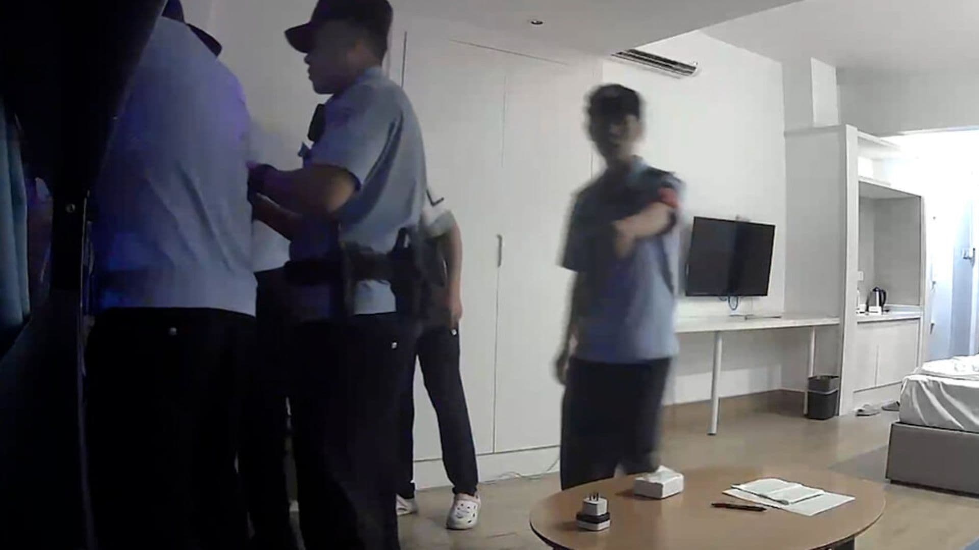 Momento em que a polícia entra em sua casa.