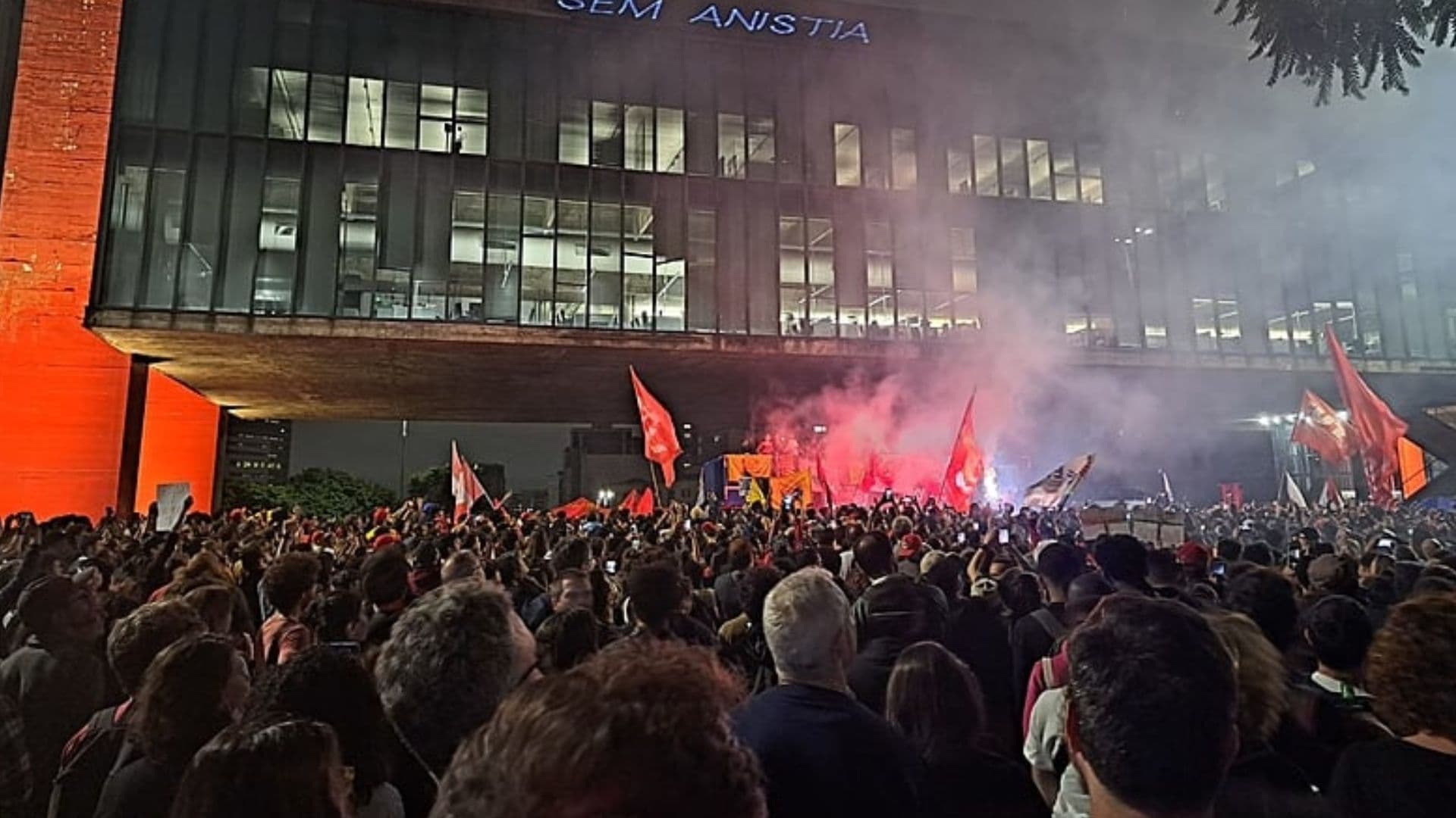 Manifestação na Avenida Paulista contra "PEC da Blindagem e Anistia".