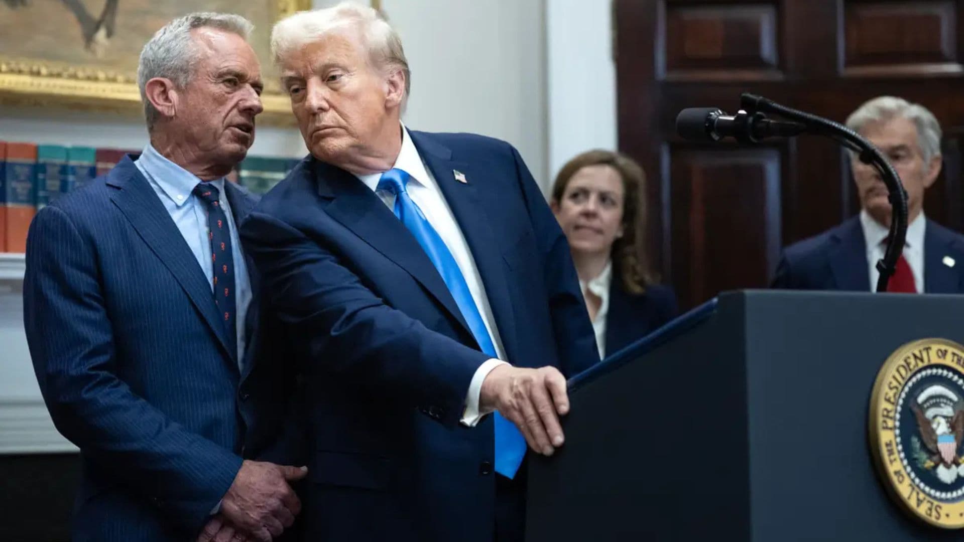 Trump ouvindo seu secretário da saúde, Robert Kennedy, durante anúncio de que Tylenol causaria autismo.