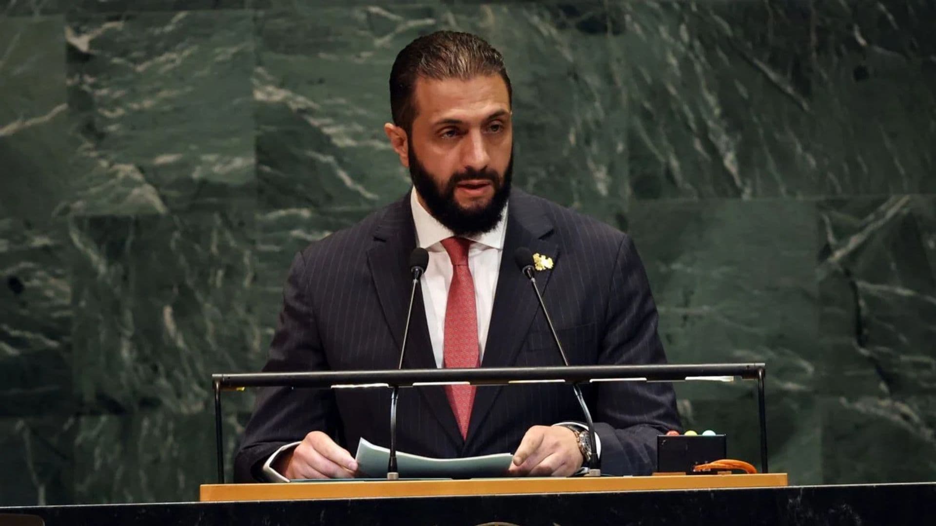 Presidente interino sírio discursa no palco da Assembleia Gera da ONU