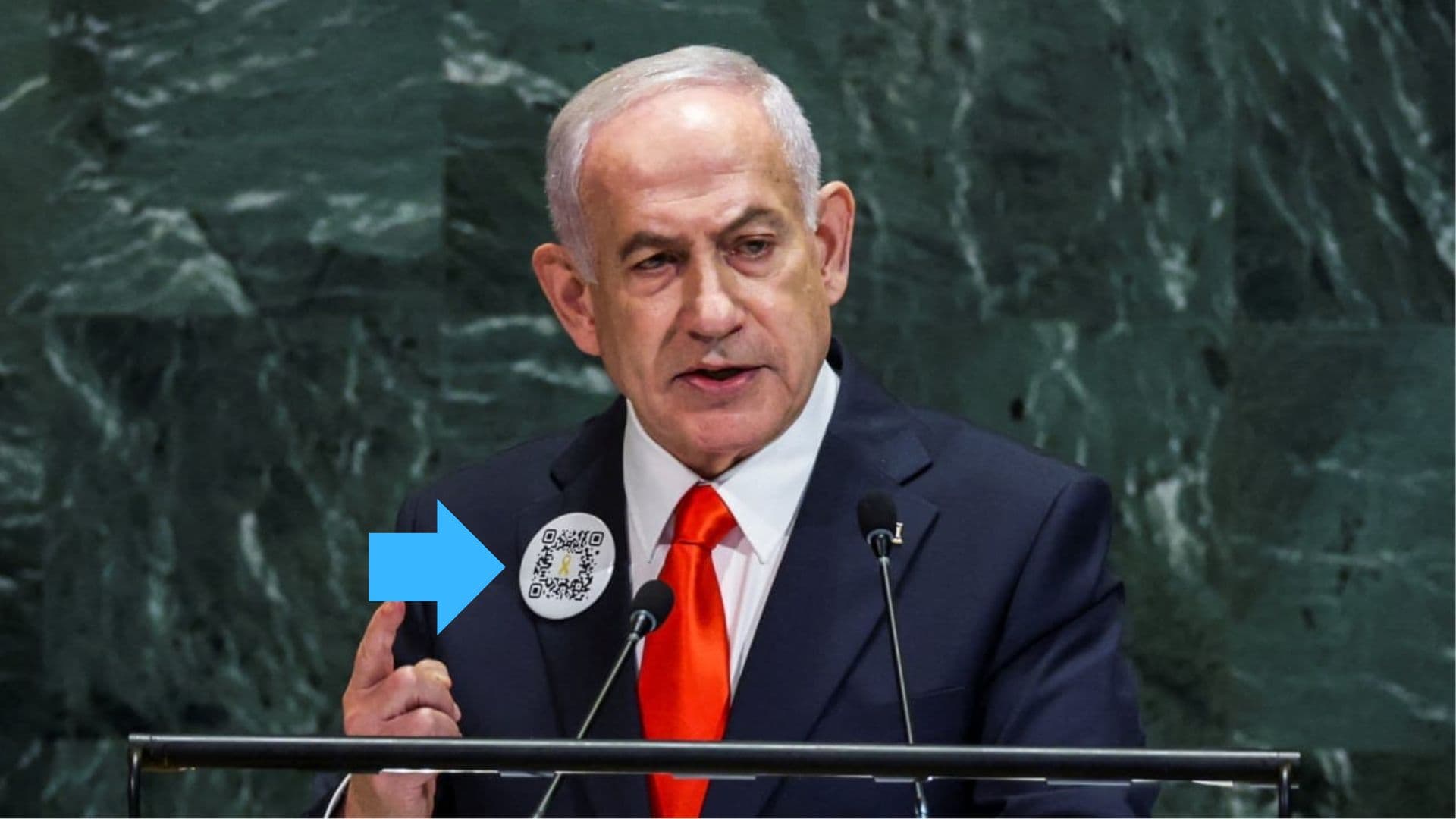 Benjamin Netanyahu usa QR no terno durante discurso na ONU.
