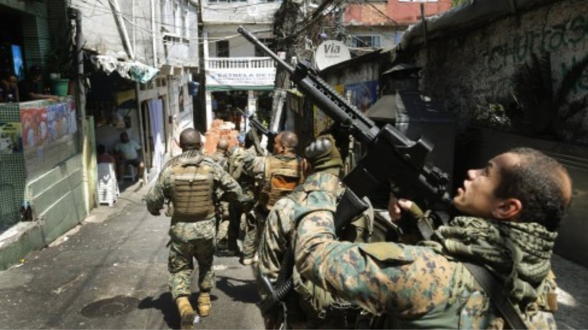 Policiais do BOPE durante operação na Rocinha