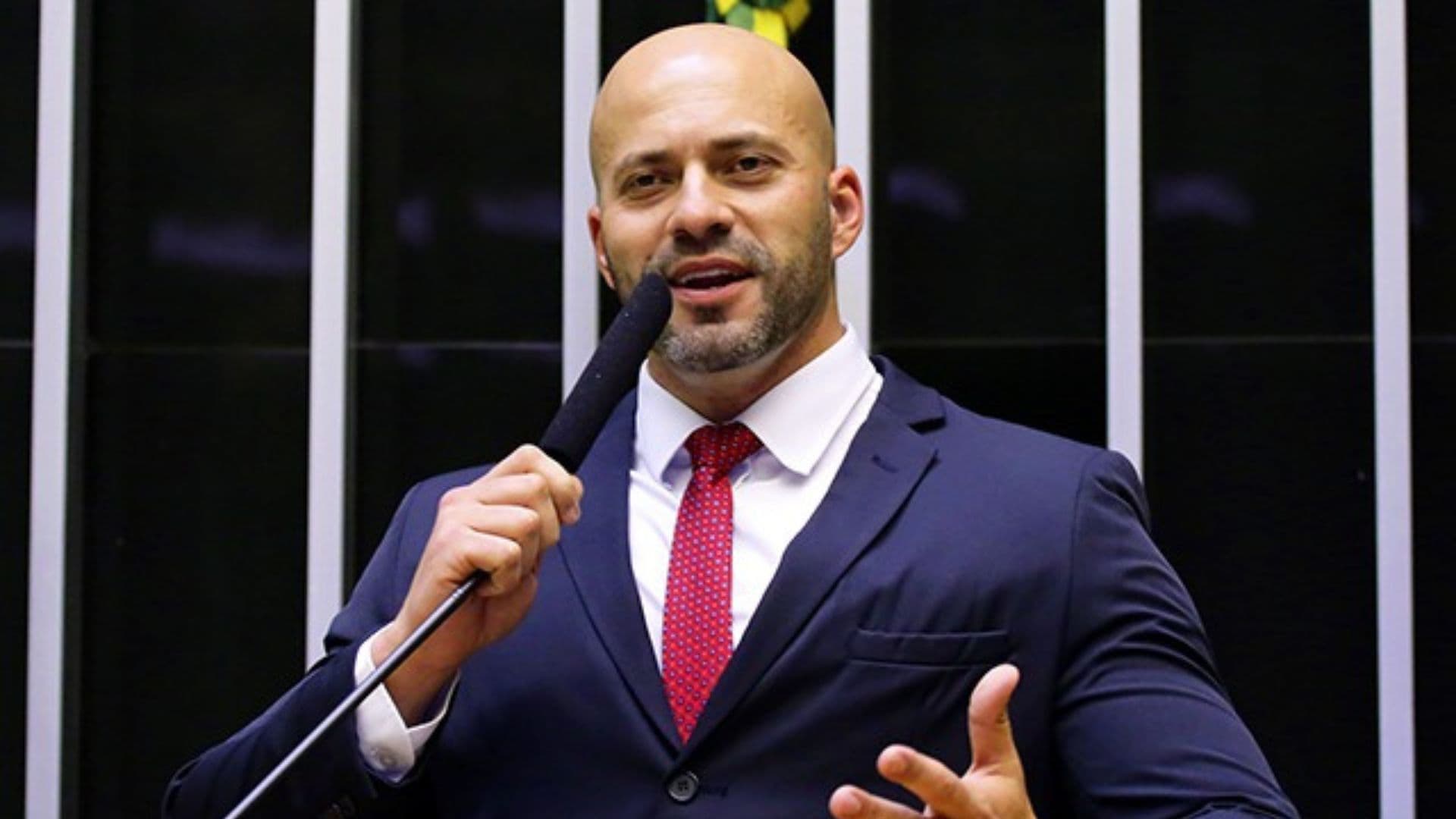 Daniel Silveira durante discurso na Câmara
